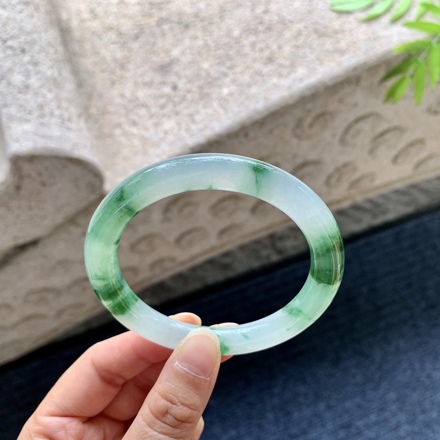 圆条55 56【圈口】56/8.9/9.2【编码】B2083104【描述】糯冰飘绿花，水润，种老，细腻，打灯有纹线
