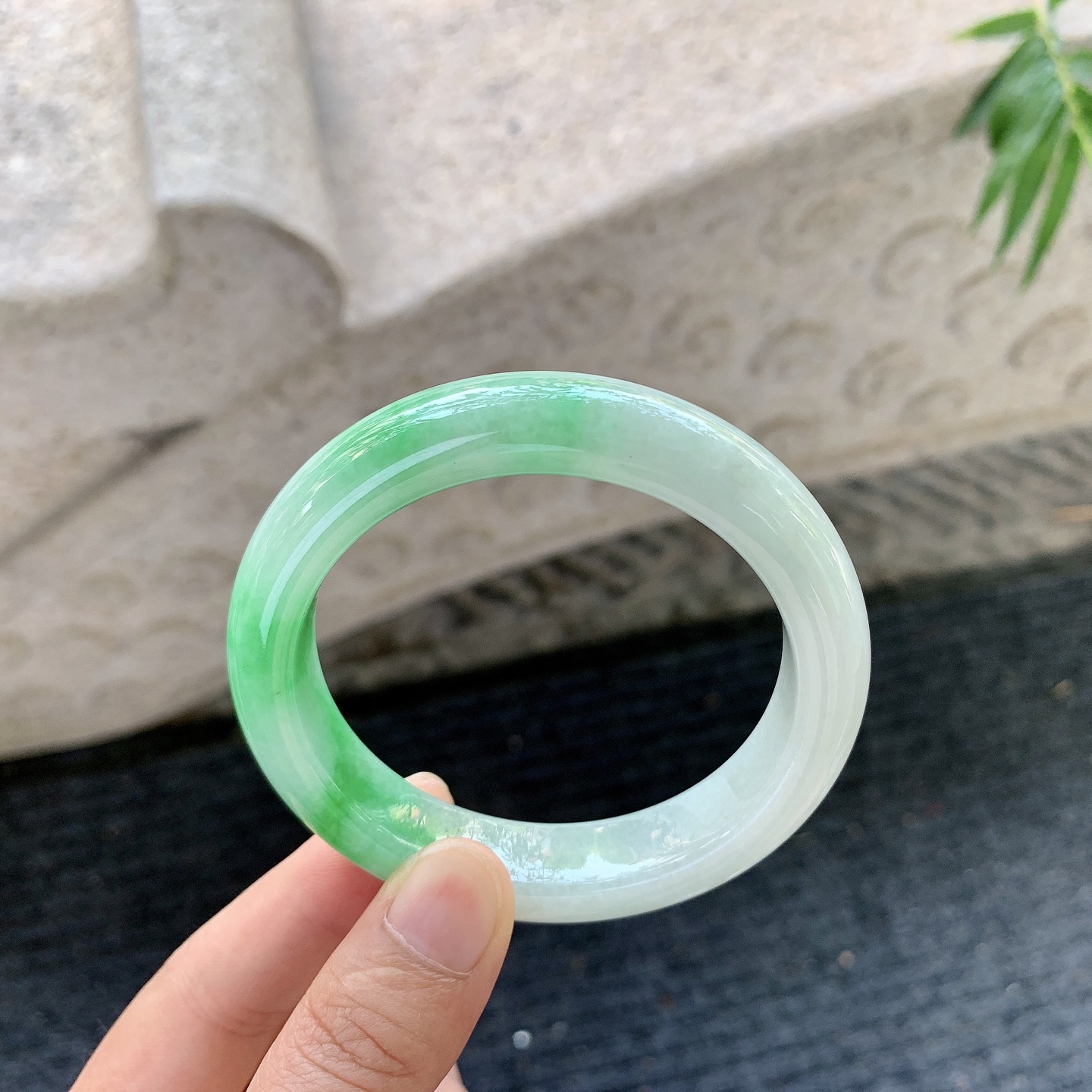 正圈54 55【圈口】55.5/12.4/9【编码】Q5060852【描述】飘阳绿，水润，种老，细腻，打灯有纹线