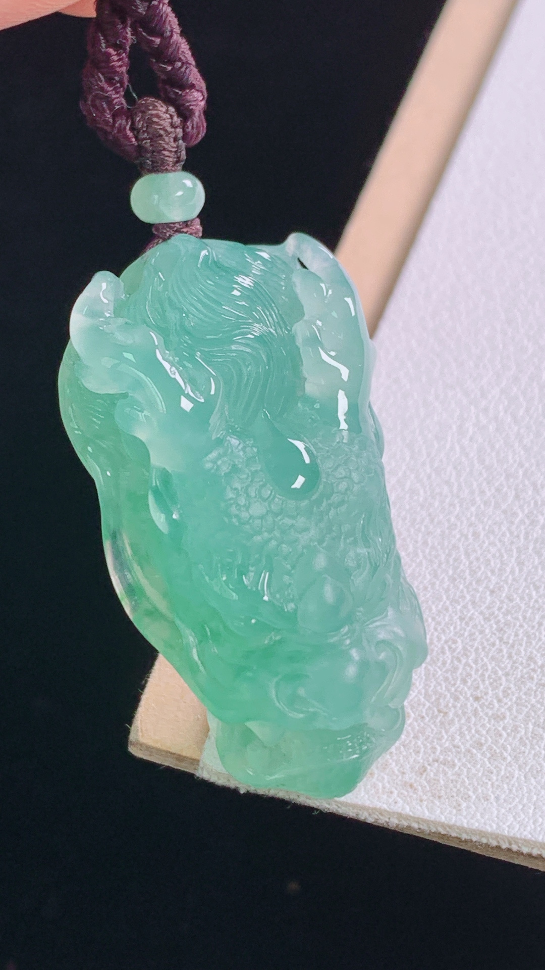 冰蓝龙牌 种色兼备，雕工精细，霸气，无裂 尺寸:36.6-19.6-12.0mm