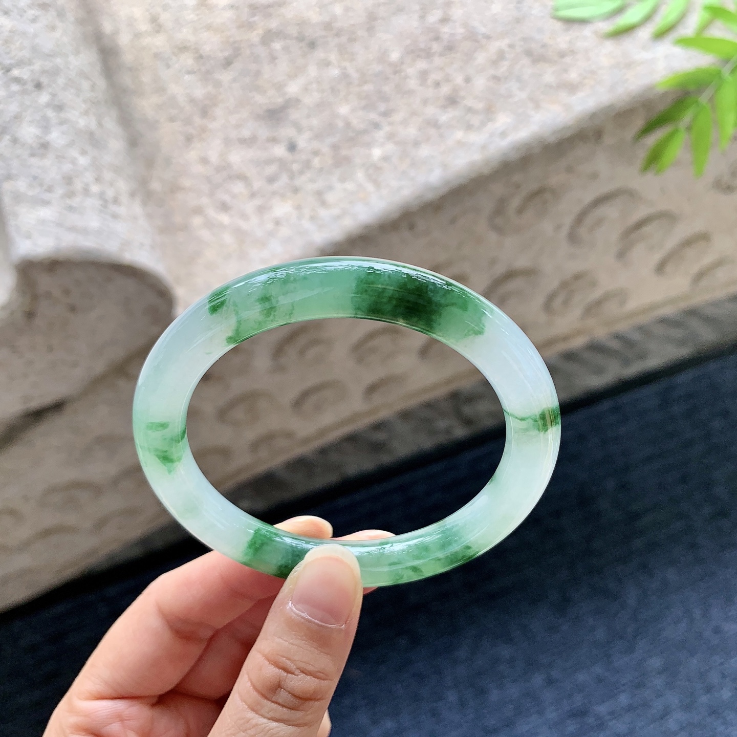 圆条55 56【圈口】56/8.9/9.2【编码】B2083104【描述】糯冰飘绿花，水润，种老，细腻，打灯有纹线
