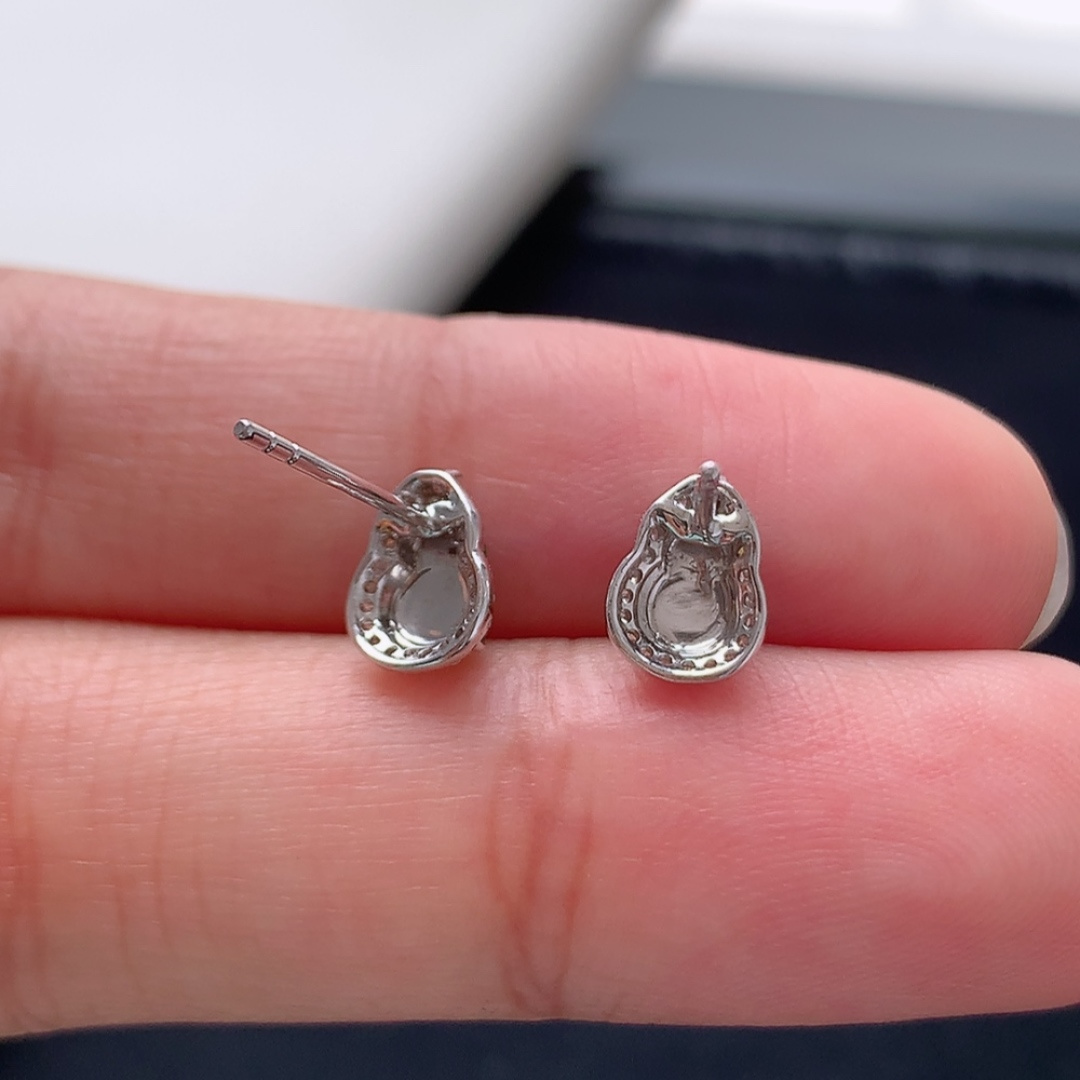 冰阳绿葫芦耳钉 莹莹青翠，种老细腻水润，佩戴优雅时尚 货号114602，6.1-3.8-1.1