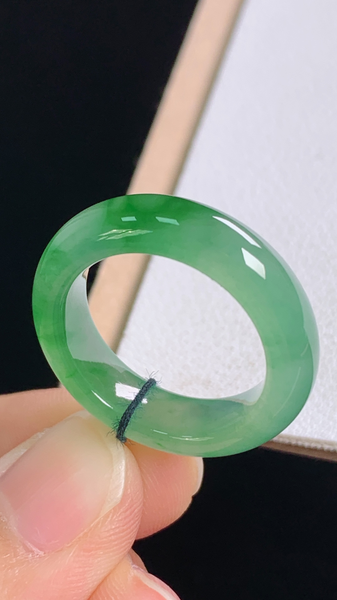 冰飘绿指环 色泽清新，光感十足，无裂 尺寸:圈口15/17.3-5.8-4.2mm