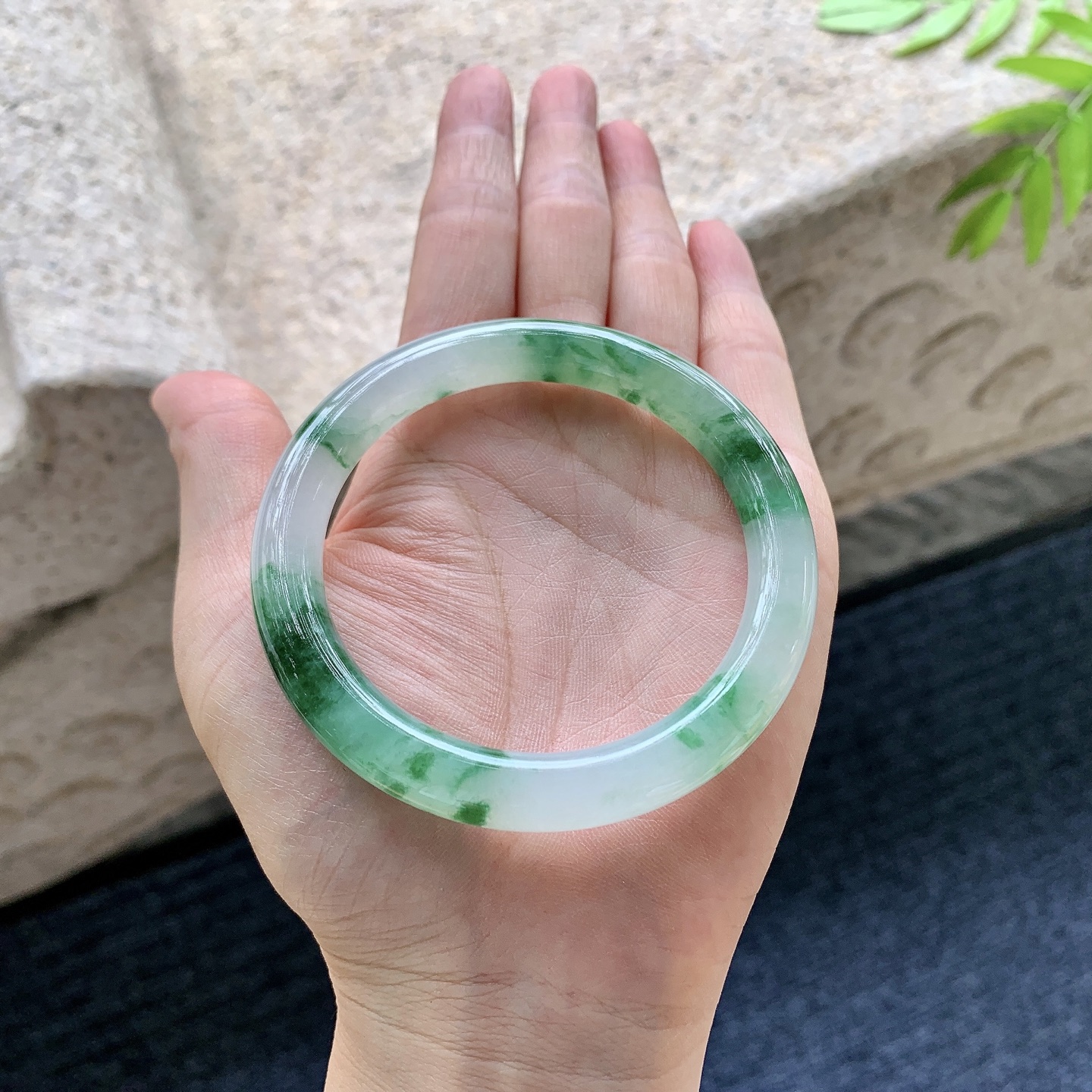 圆条55 56【圈口】56/8.9/9.2【编码】B2083104【描述】糯冰飘绿花，水润，种老，细腻，打灯有纹线