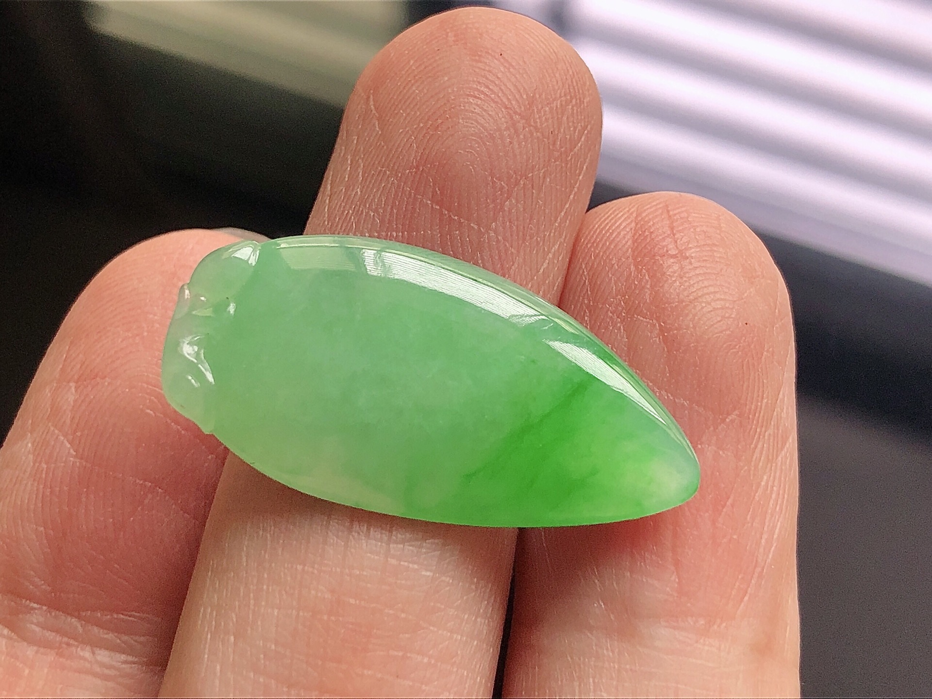 ️ 冰种阳绿福瓜，色泽艳阳，通透水润，玉质细腻，夺目迷人，镶嵌效果，品相，无裂，尺寸28.8*14.5*3.2