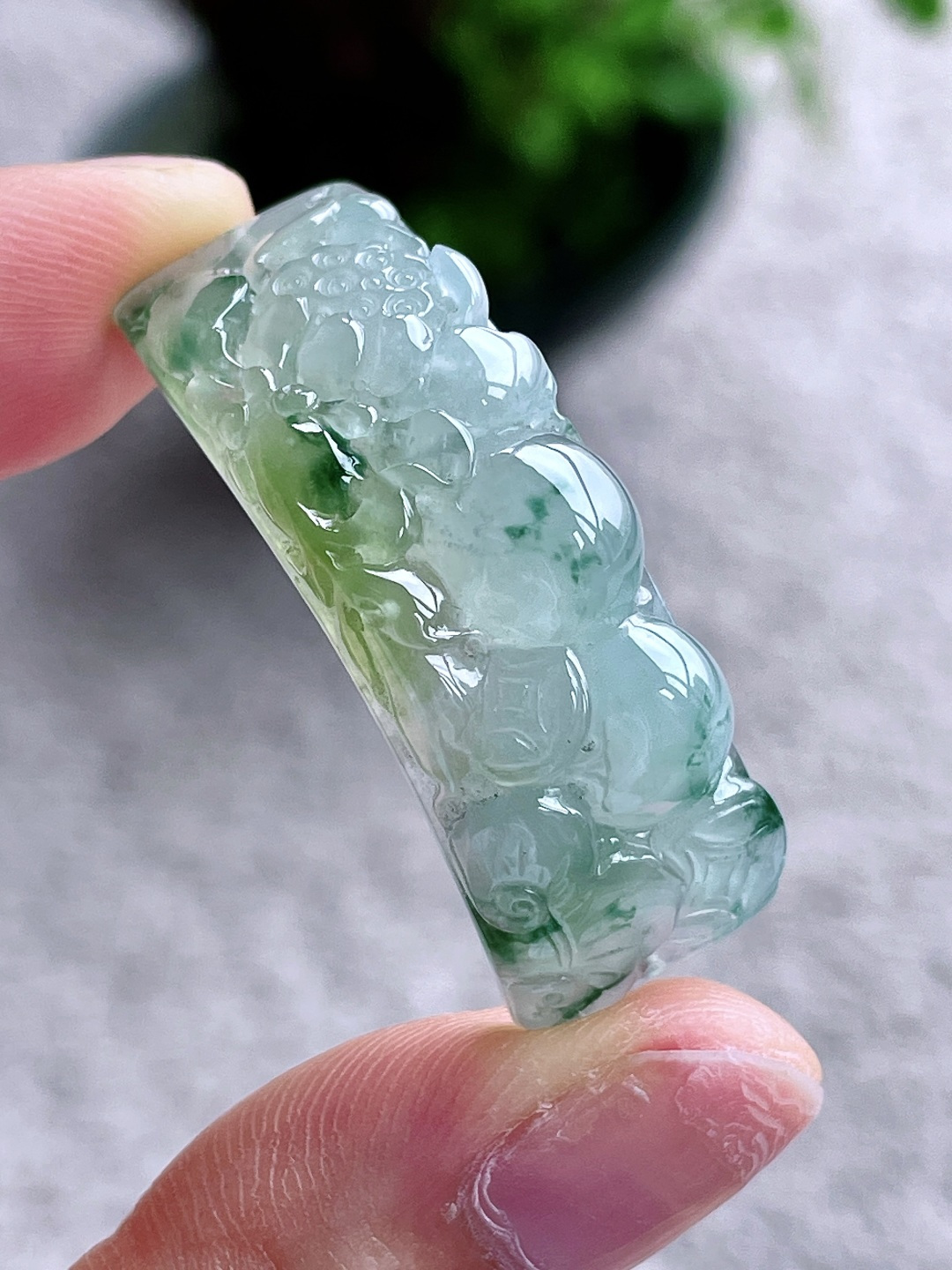 冰黄加绿飘花荷花金鱼年年有余手牌 缅料  性比高 厚装 尺寸39-13.2-7.5 重量9.4克 不