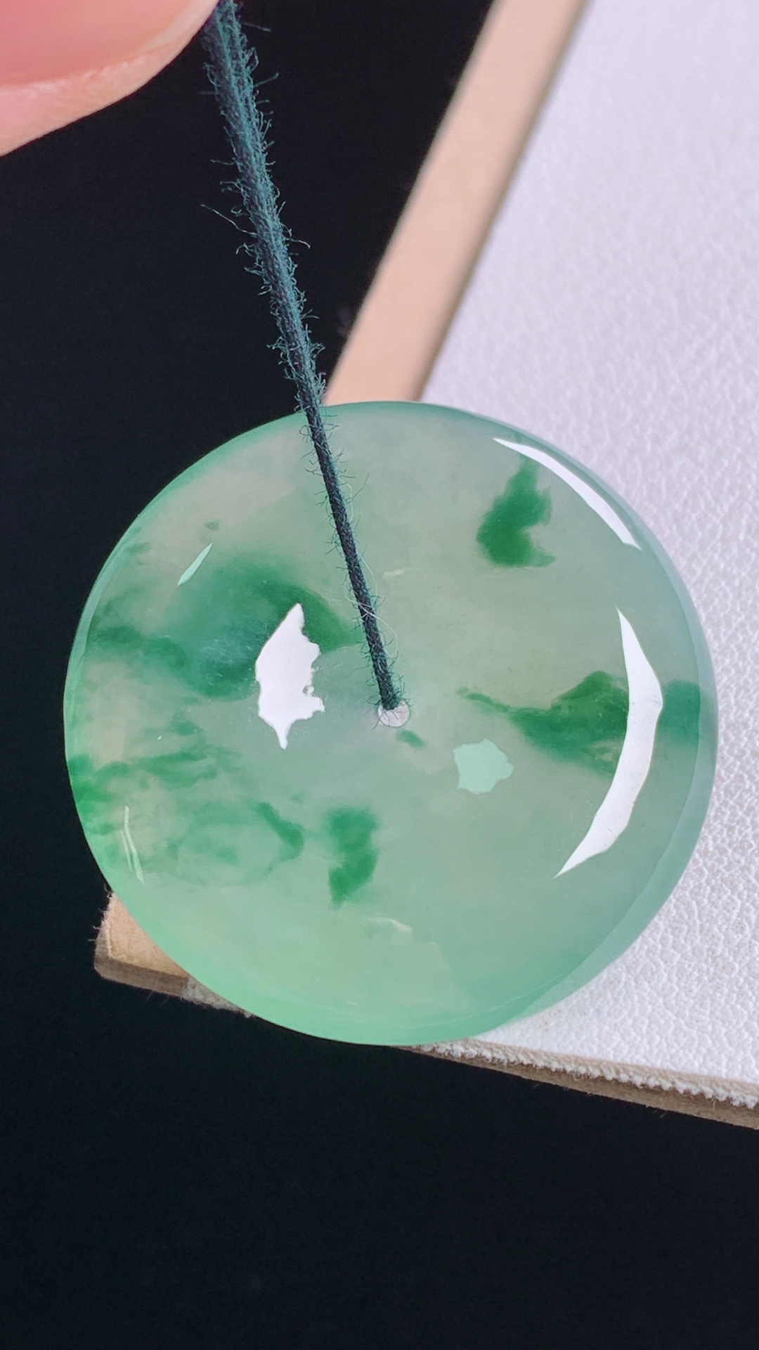 冰晴飘花平安扣 有种有色，花色灵动，无裂，尺寸:30.6-5.8mm