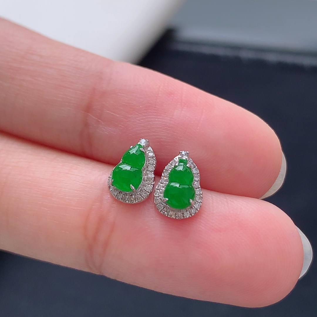 冰阳绿葫芦耳钉 莹莹青翠，种老细腻水润，佩戴优雅时尚 货号114602，6.1-3.8-1.1