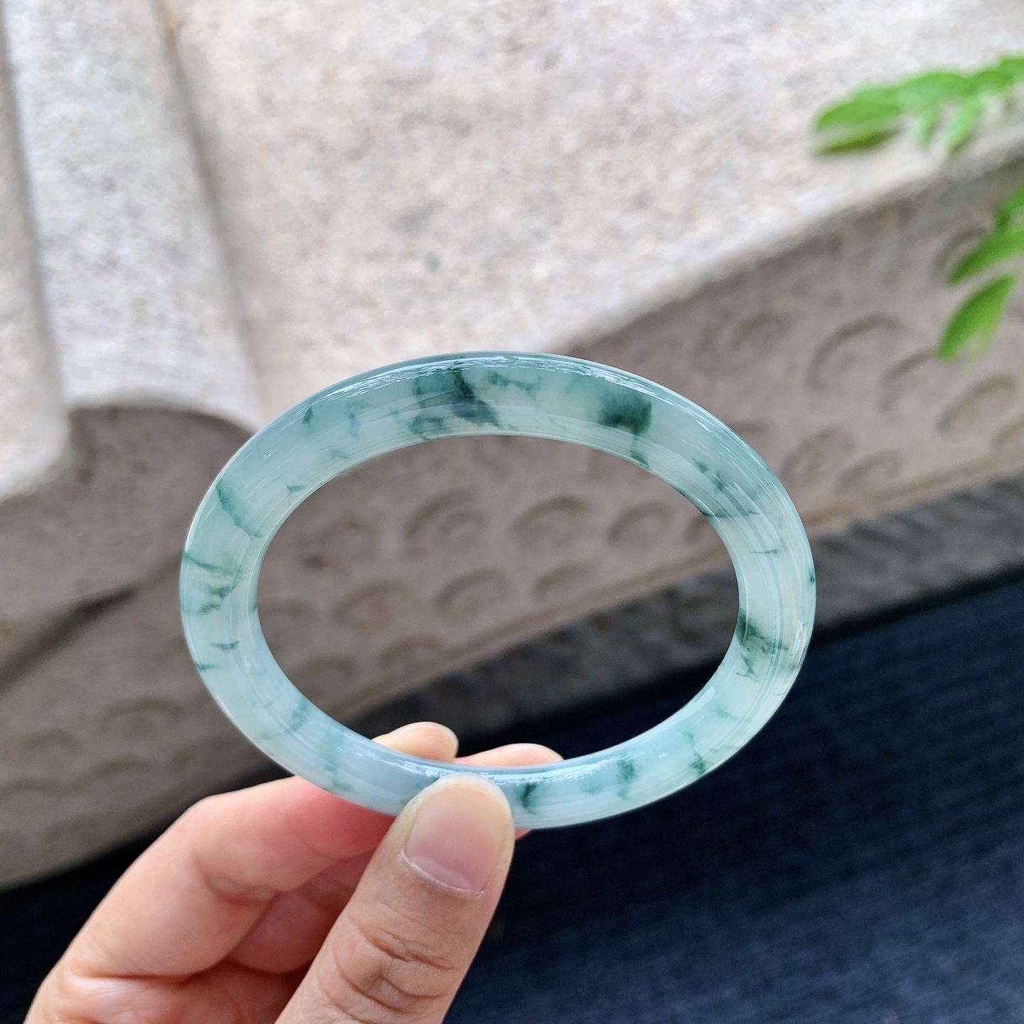 圆条53 54【圈口】54.6/7.6/8.1【编码】A1060863【描述】冰糯飘花，水润，种老，细腻，无裂