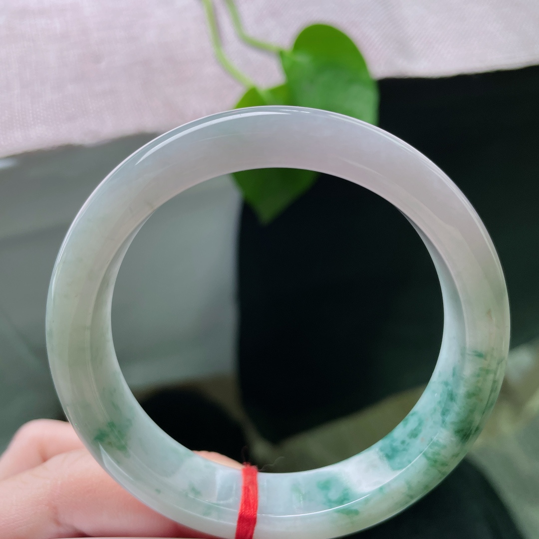 飘花正圈，水头好，质地温润细腻，玉润映晴川，镯轻绾流年。有棉线，ss51007a