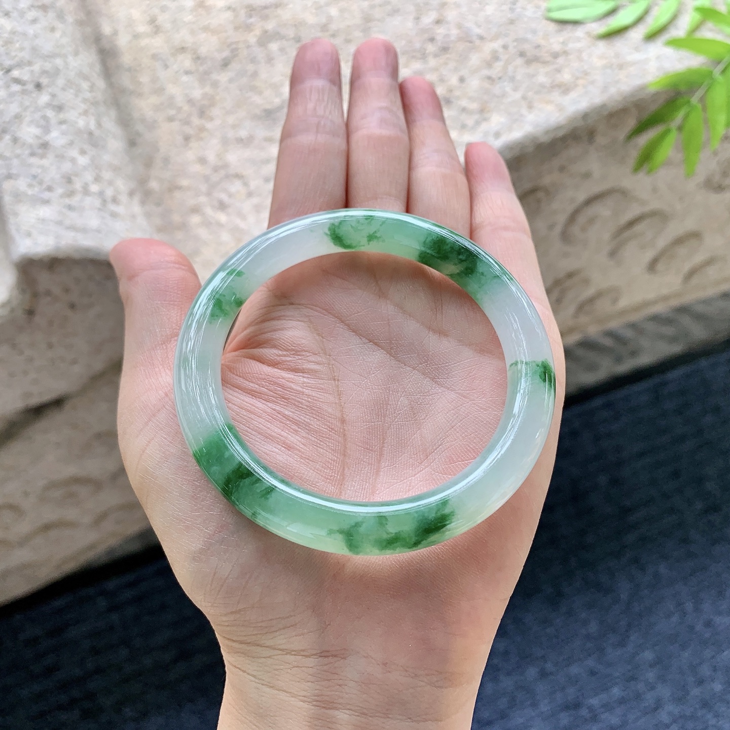 圆条55 56【圈口】56/8.9/9.2【编码】B2083104【描述】糯冰飘绿花，水润，种老，细腻，打灯有纹线
