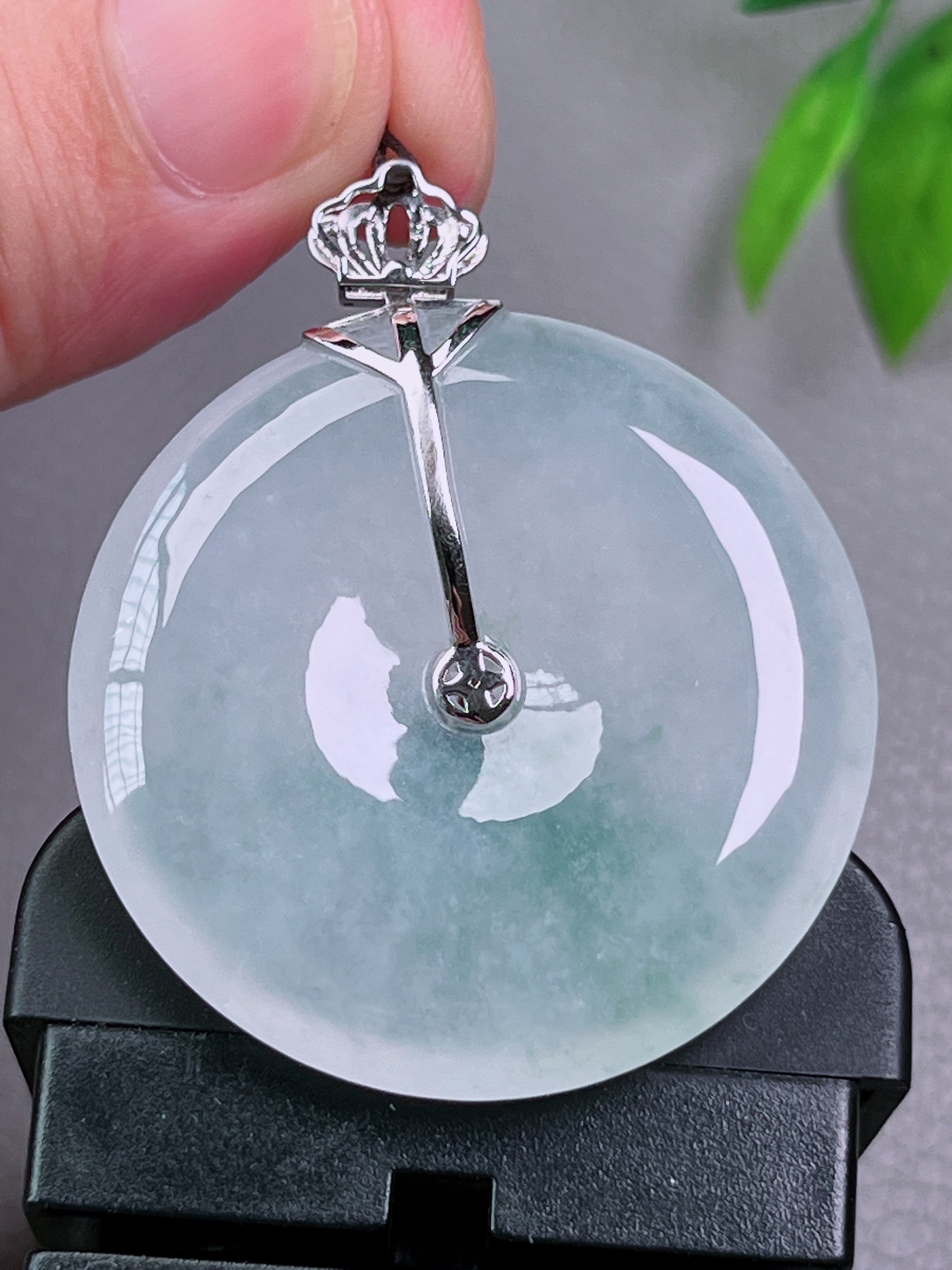 18k平安扣，无裂，种老，款式水润，起荧光，尺寸：37.8-6.4