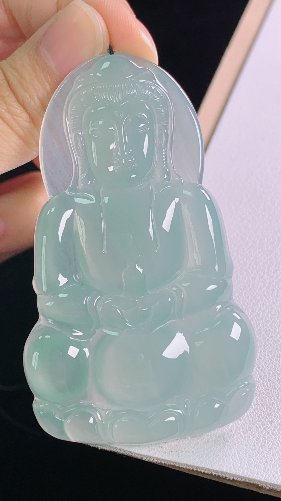 冰蓝观音 冰润荧光，胶感十足，无裂 尺寸:68.2-40.9-5.6mm