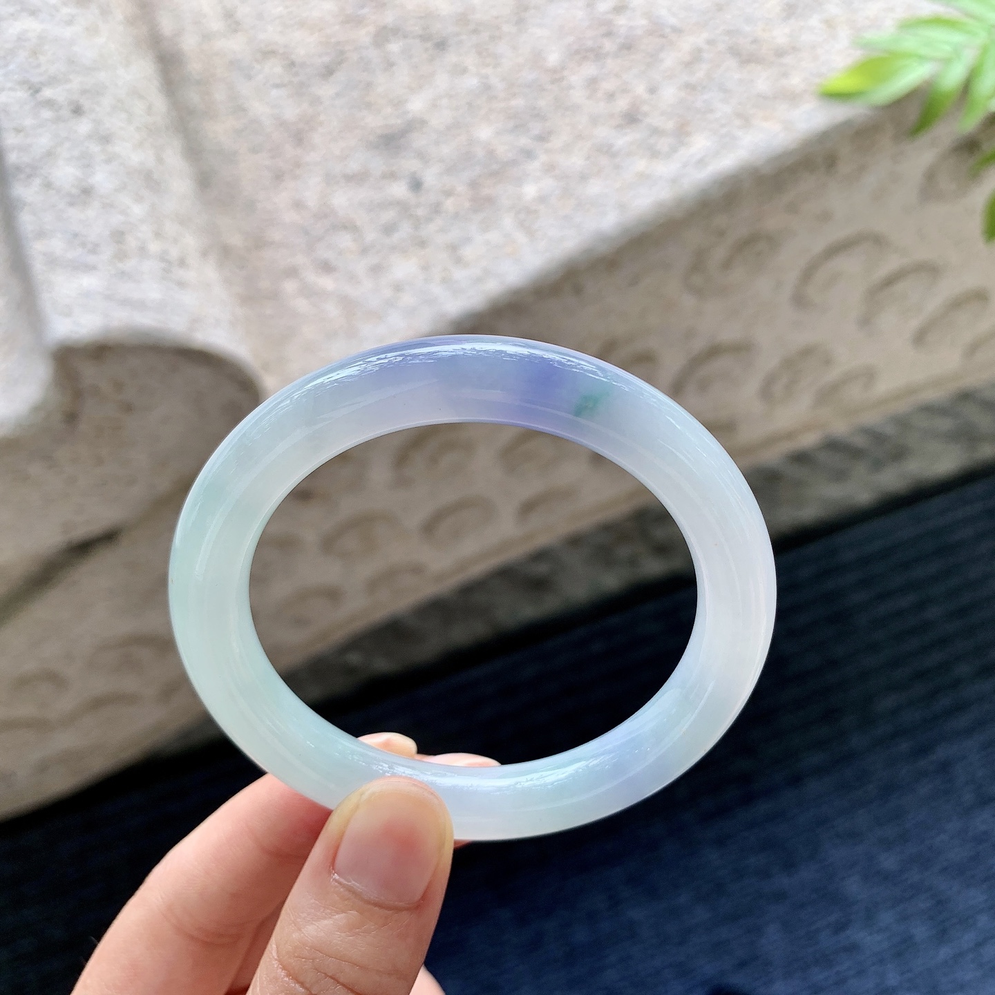 圆条52 53【圈口】53.8/9.3/9【编码】B2060777【描述】细糯飘紫，水润，种老，细腻，无裂
