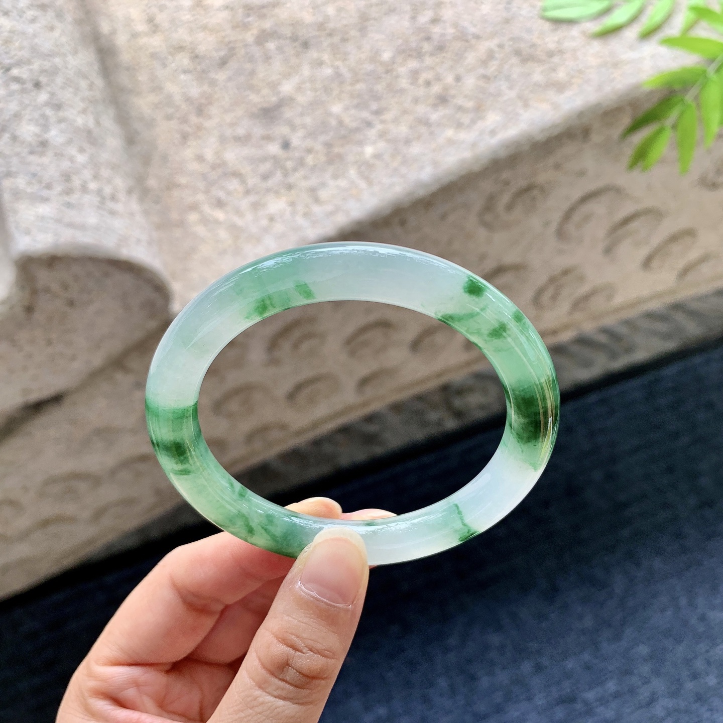 圆条55 56【圈口】56/8.9/9.2【编码】B2083104【描述】糯冰飘绿花，水润，种老，细腻，打灯有纹线