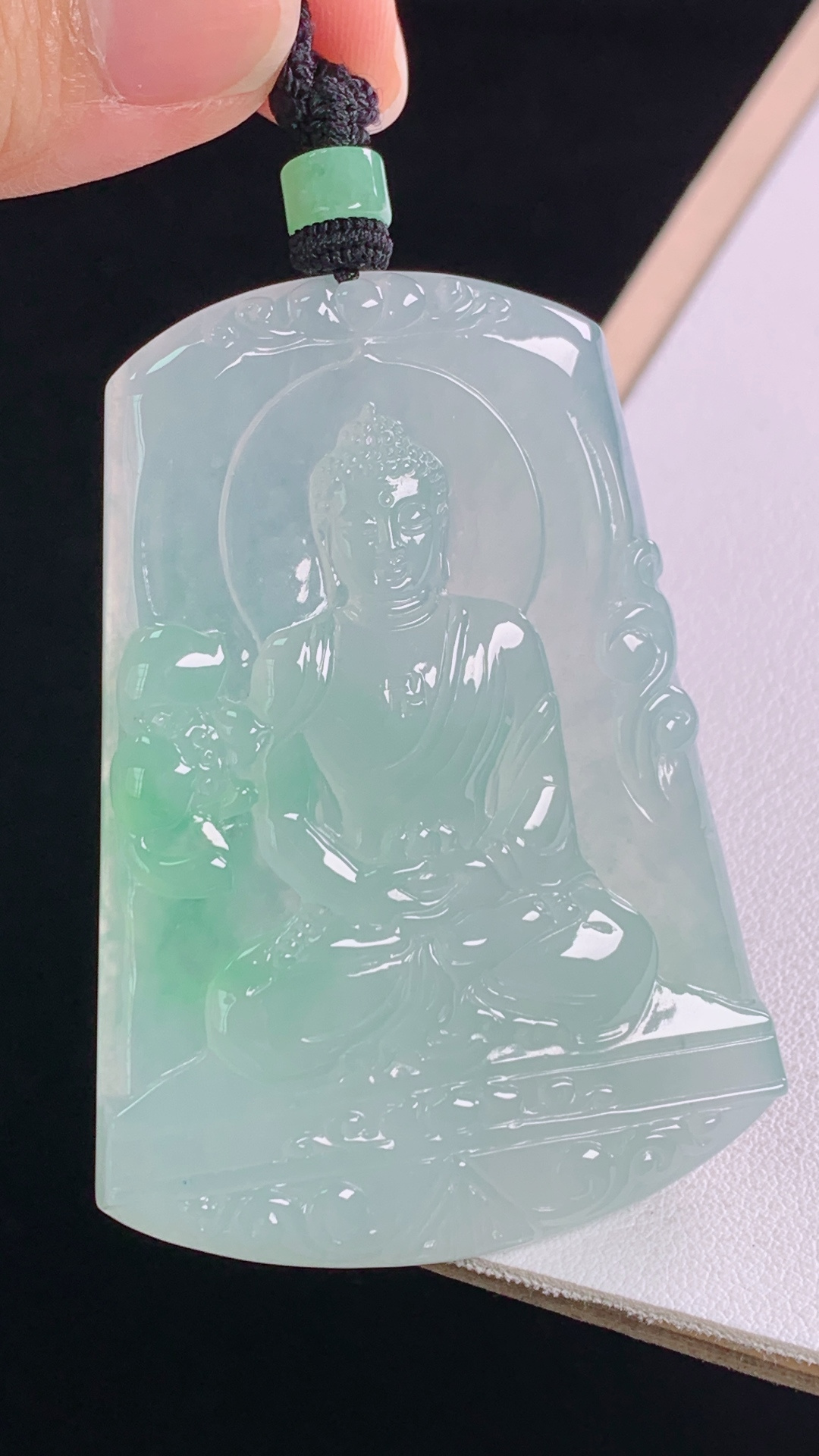 冰飘绿大日如来 翠色鲜艳，冰透起光，无裂 尺寸:60.4-43.2-5.7mm