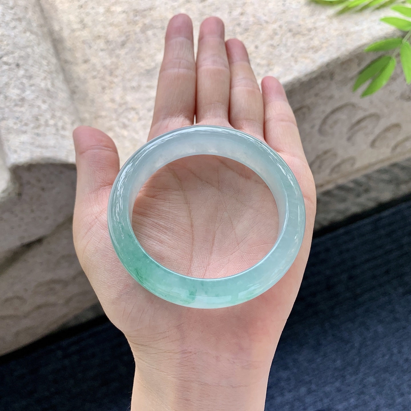 正圈 圈口52.4/12.7/7.9 编码HT060914 描述冰糯飘绿，水润，种老，细腻，打灯有絮