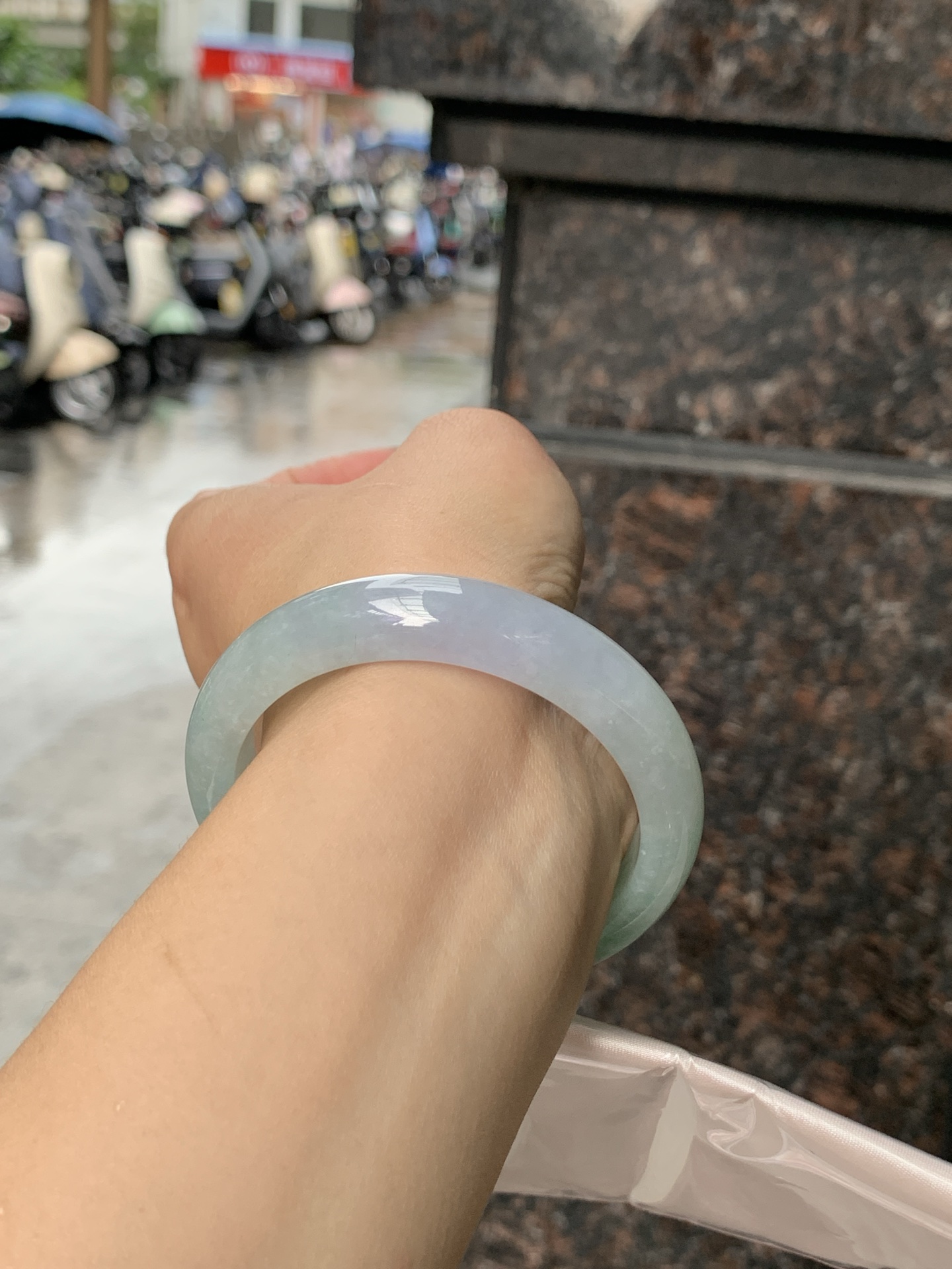 春彩正圈 0608-N934 打灯棉纹，一镯藏青色，紫柔翠轻扬，底子水润柔和，质感温润不挑肤。淡紫衬温婉，飘绿添灵气，不张扬的配色，自带温婉氛围感。
