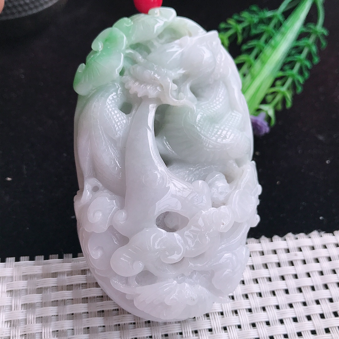 实拍A货翡翠83.7/50/32老坑精美温润飘绿霸气龙把件龙行天下手玩件
