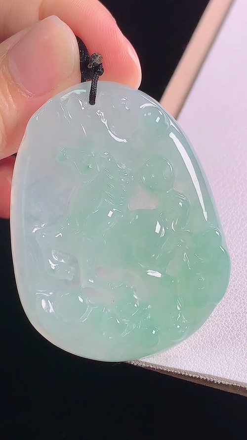 ️冰飘绿马牌，一刀切，无裂，尺寸:48.9-37.1-5.9mm 5