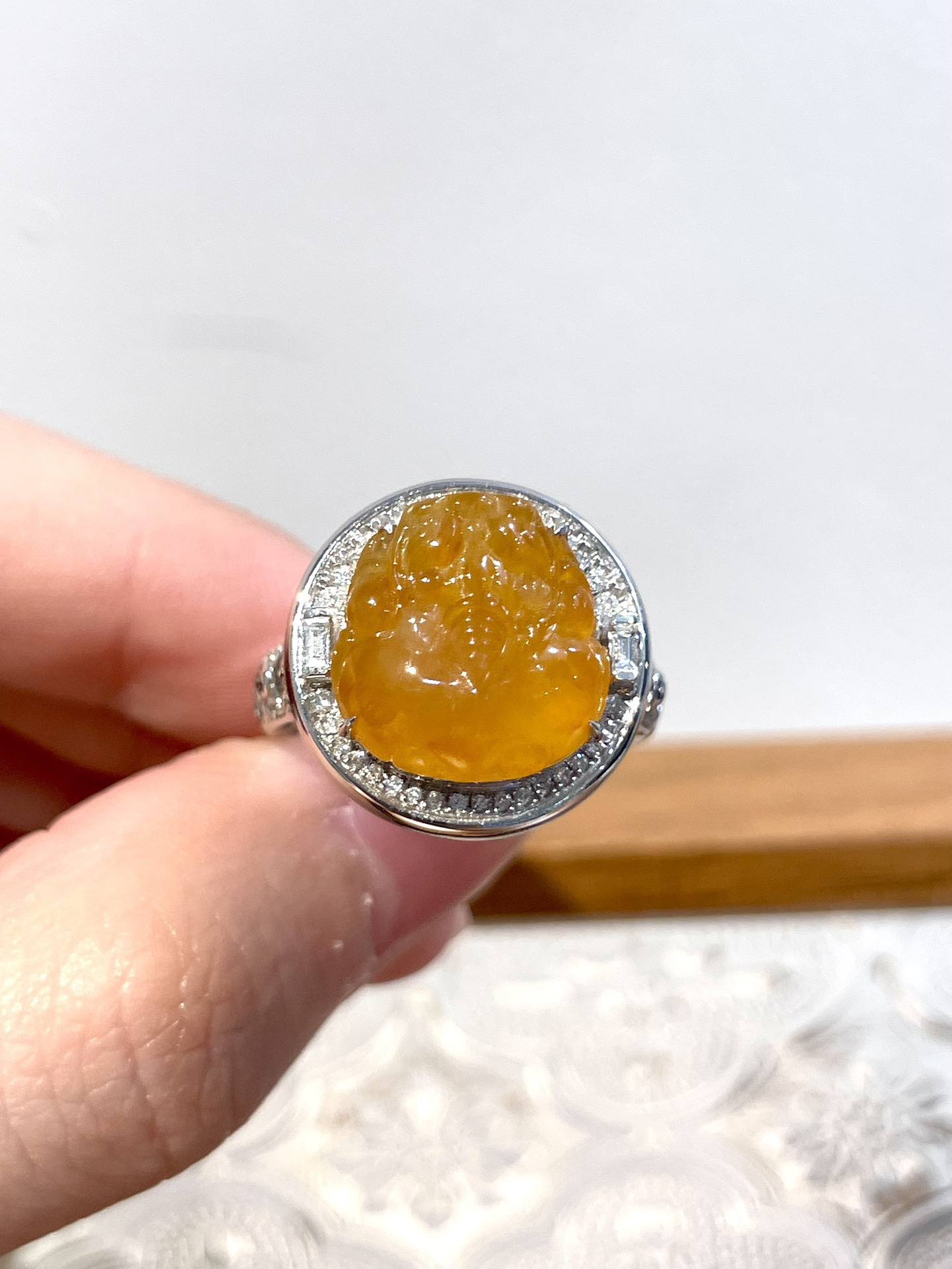 18K冰黄貔貅戒指 颜色艳丽漂亮，种色兼具，起光，饱满立体，上身精致，寓意好，招财进宝 尺寸：整体16.5*16.6*10.1裸石12.4*12.1