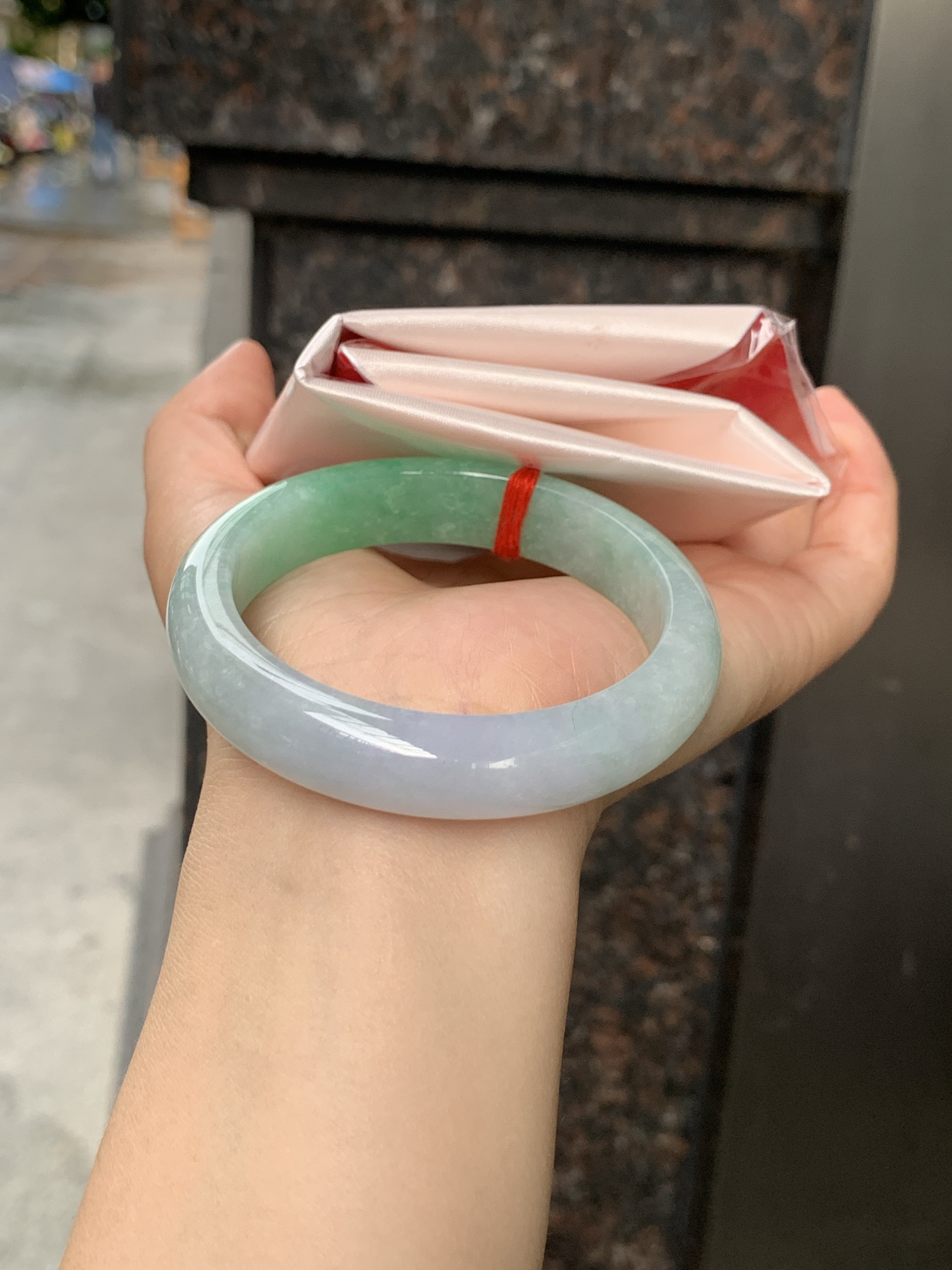 春彩正圈 0608-N934 打灯棉纹，一镯藏青色，紫柔翠轻扬，底子水润柔和，质感温润不挑肤。淡紫衬温婉，飘绿添灵气，不张扬的配色，自带温婉氛围感。