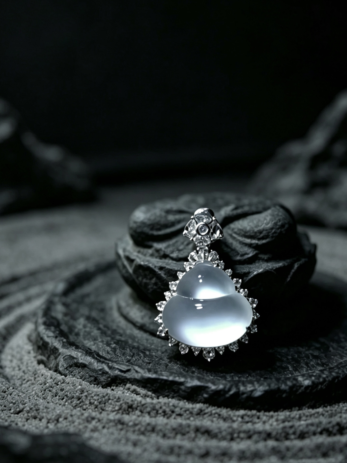 【福禄·葫芦】，裸石12-12.5-3mm，
整体21.5-15-8.5mm，3.13g，
18K金