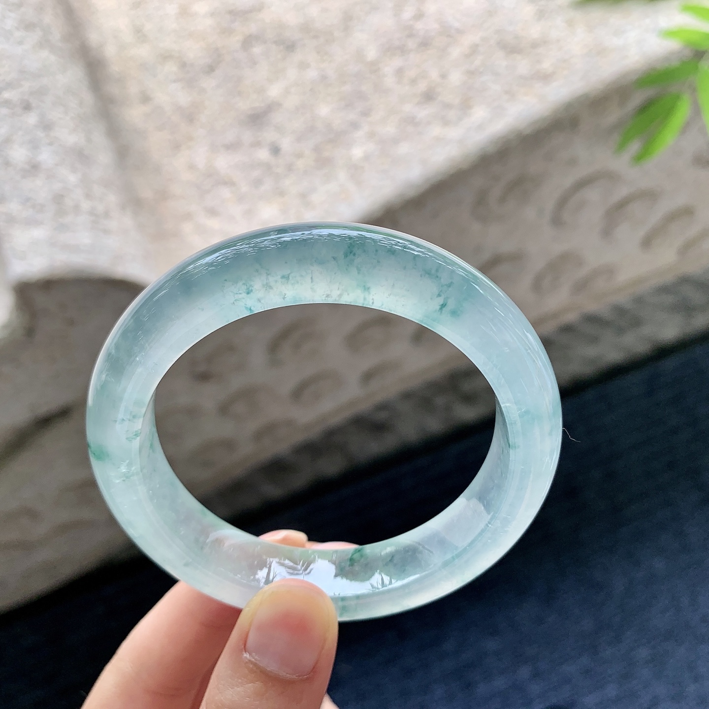 正圈 55 55【圈口】55.5/12.3/9【编码】A1060812【描述】高冰飘花，起光，清透，水润，种老，细腻，无裂