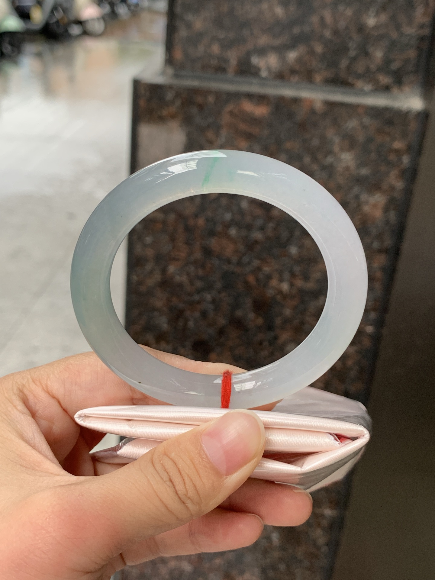 冰飘绿圆条 54.8-9.3-9.6 0608-N937-2 打灯细紋，有矿点，水头好，金丝绿花灵动