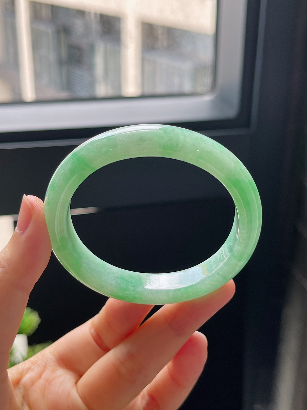贵妃圈口5.6，糯化阳绿飘花翡翠贵妃手镯