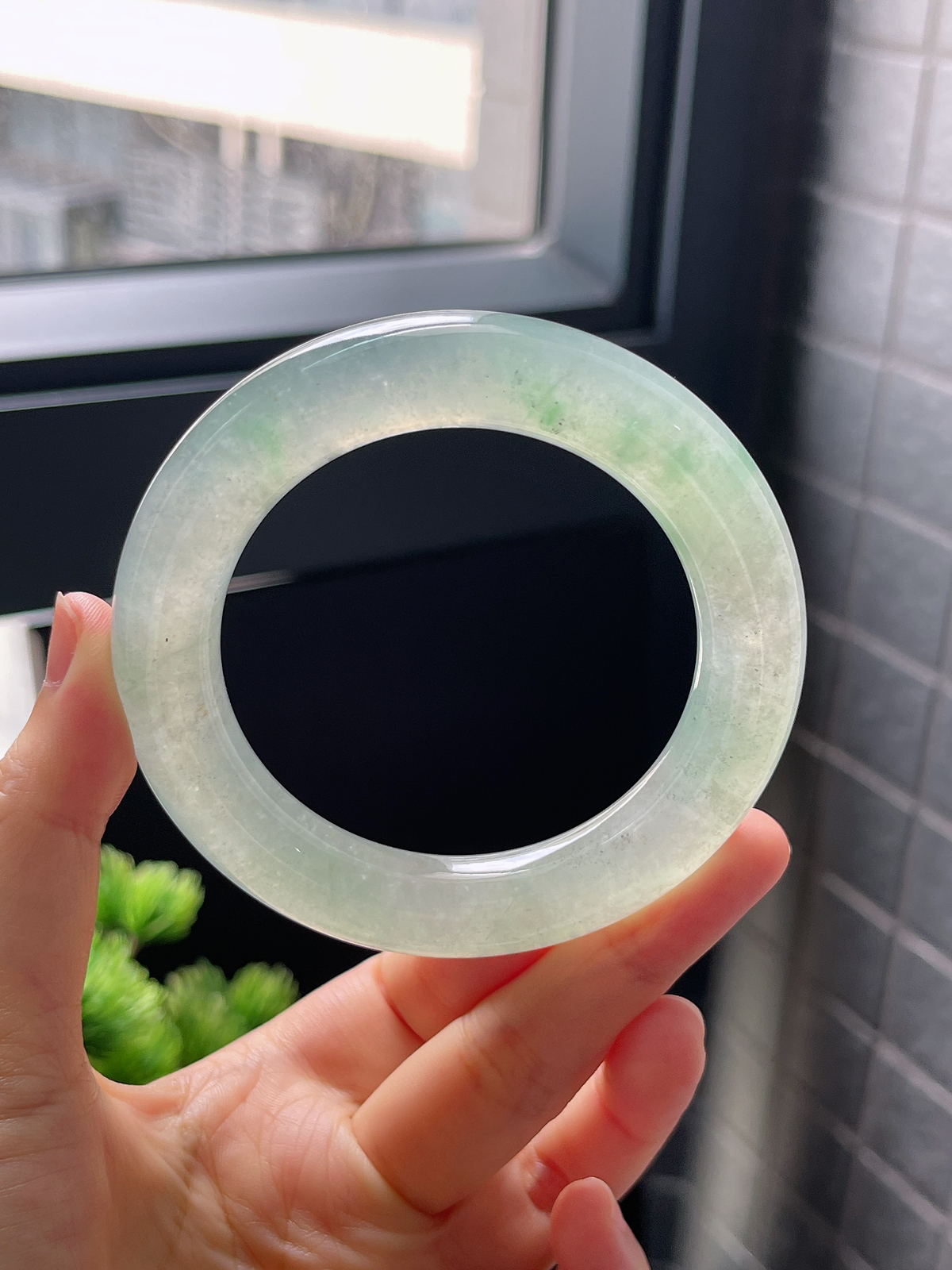 圈口56，冰绿飘花圆条翡翠手镯