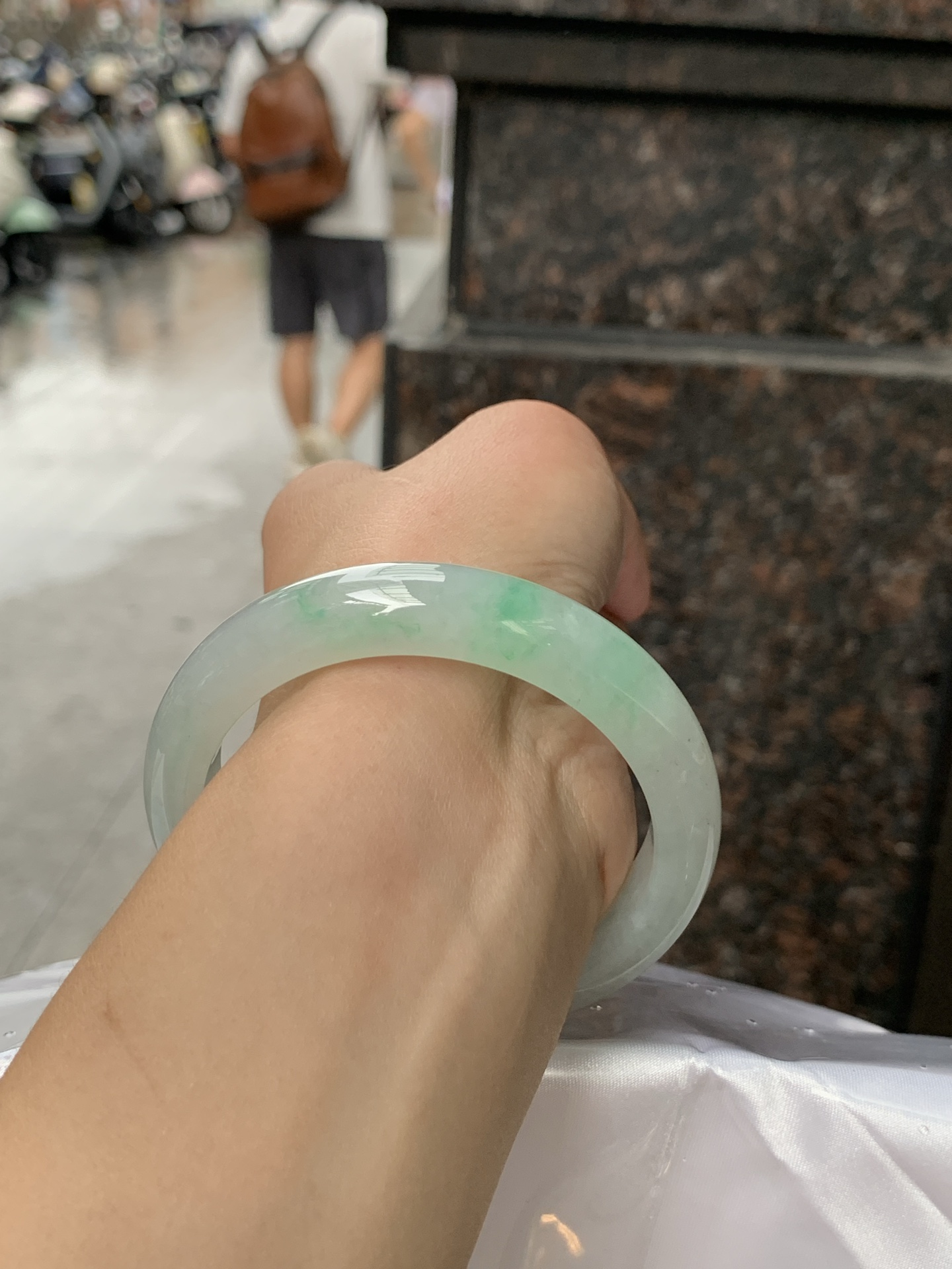 飘绿正圈 56.1-11.8-8.5 0608-N936 无裂，底妆水润，几抹淡雅绿花点缀，生机盎然