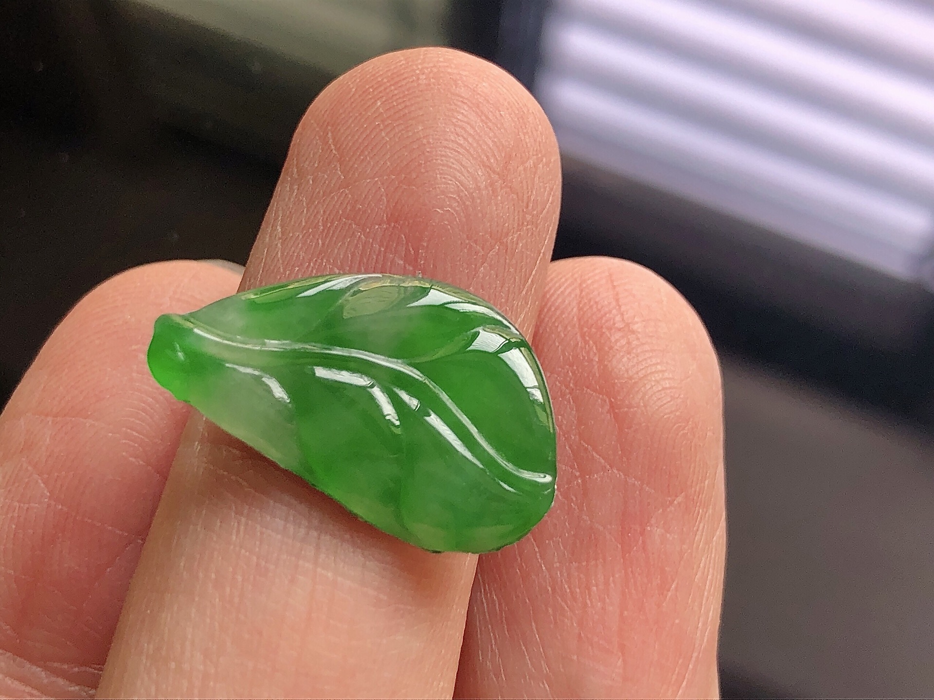 ️ 阳绿树叶， 色泽艳阳，通透水润，玉质细腻，夺目迷人，镶嵌效果，品相，无裂，尺寸20.6*12.8*2.2