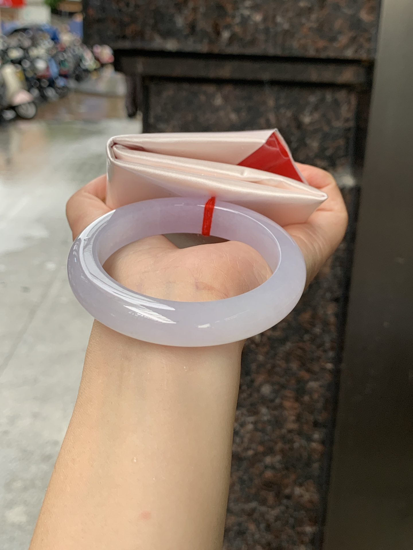 冰紫正圈 56.7-12.3-9.5 0608-N938-2 无裂，打灯马牙线，底妆冰润，飘粉紫色，清透飘渺如雾般连绵，水光流转的美貌紫镯绝妙冰透，醉卧水云间，氤氲诗意的美跃然于手腕之间。
