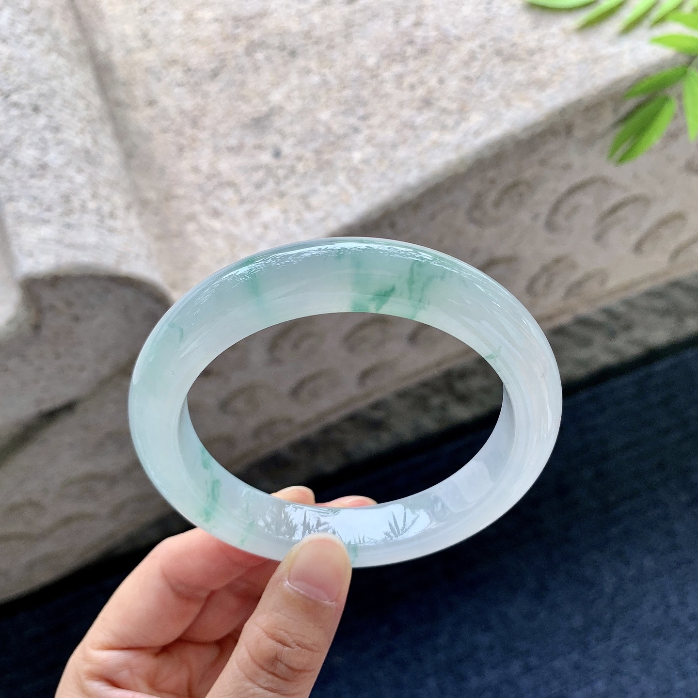 正圈61 62【圈口】62.3/12.5/10【编码】Q5060807【描述】糯冰飘花，水润，种老，细腻，无裂