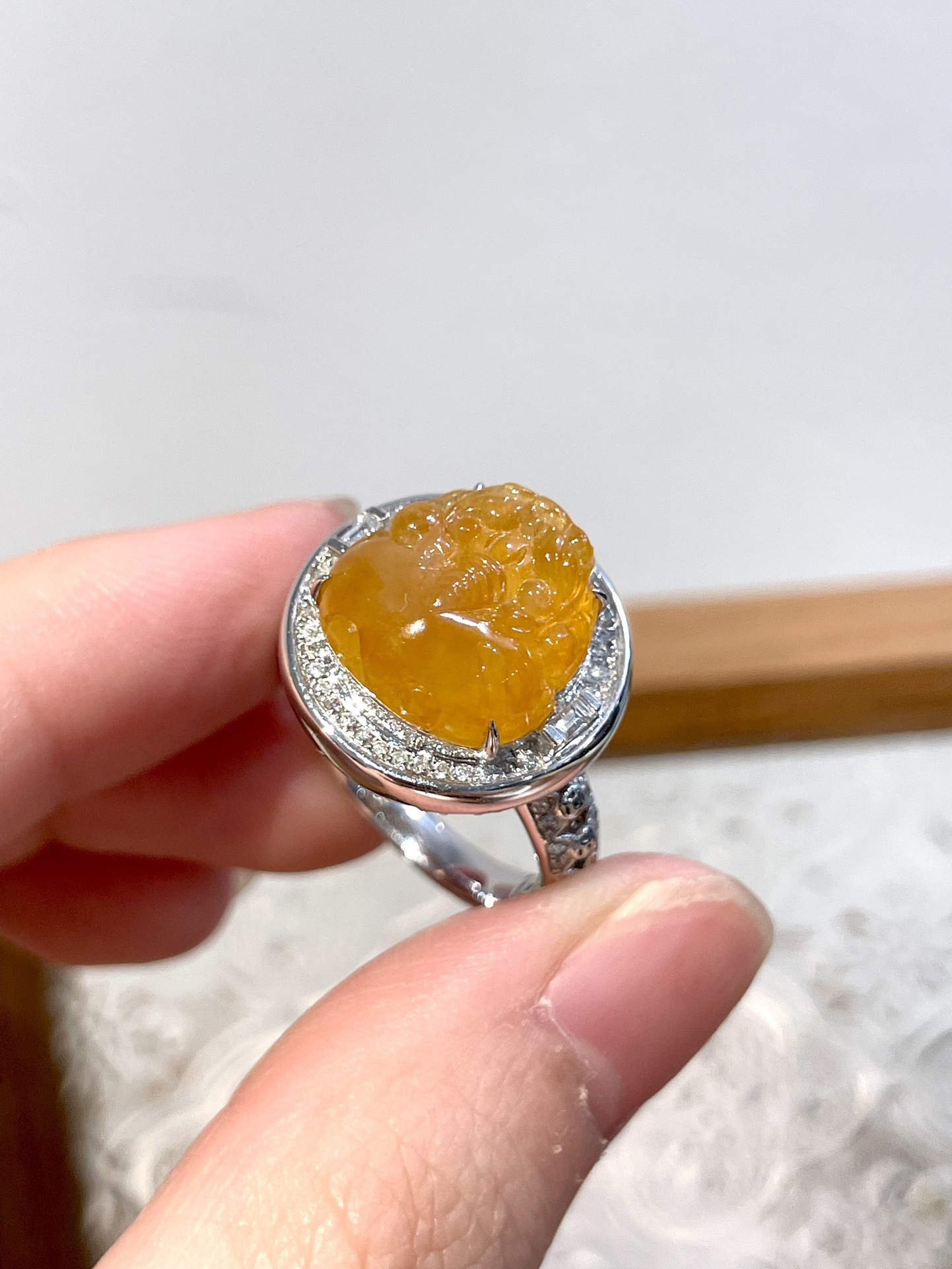 18K冰黄貔貅戒指 颜色艳丽漂亮，种色兼具，起光，饱满立体，上身精致，寓意好，招财进宝 尺寸：整体16.5*16.6*10.1裸石12.4*12.1