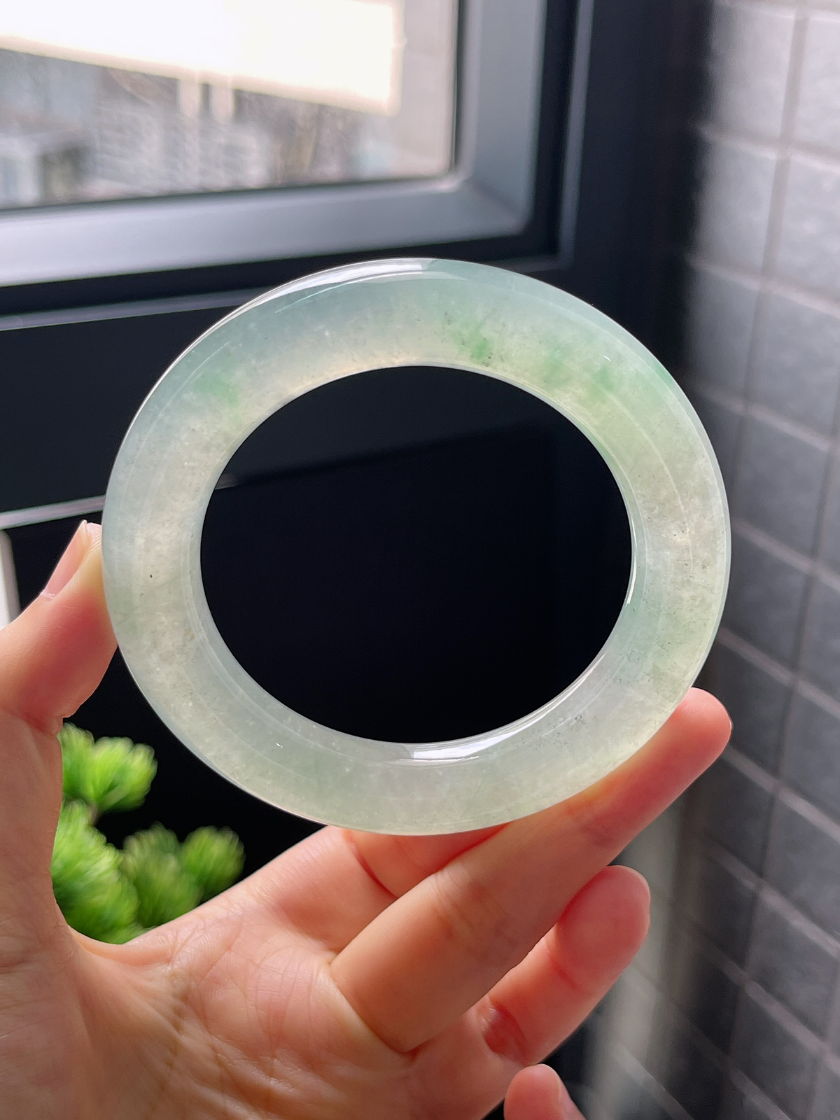 圈口56，冰绿飘花圆条翡翠手镯