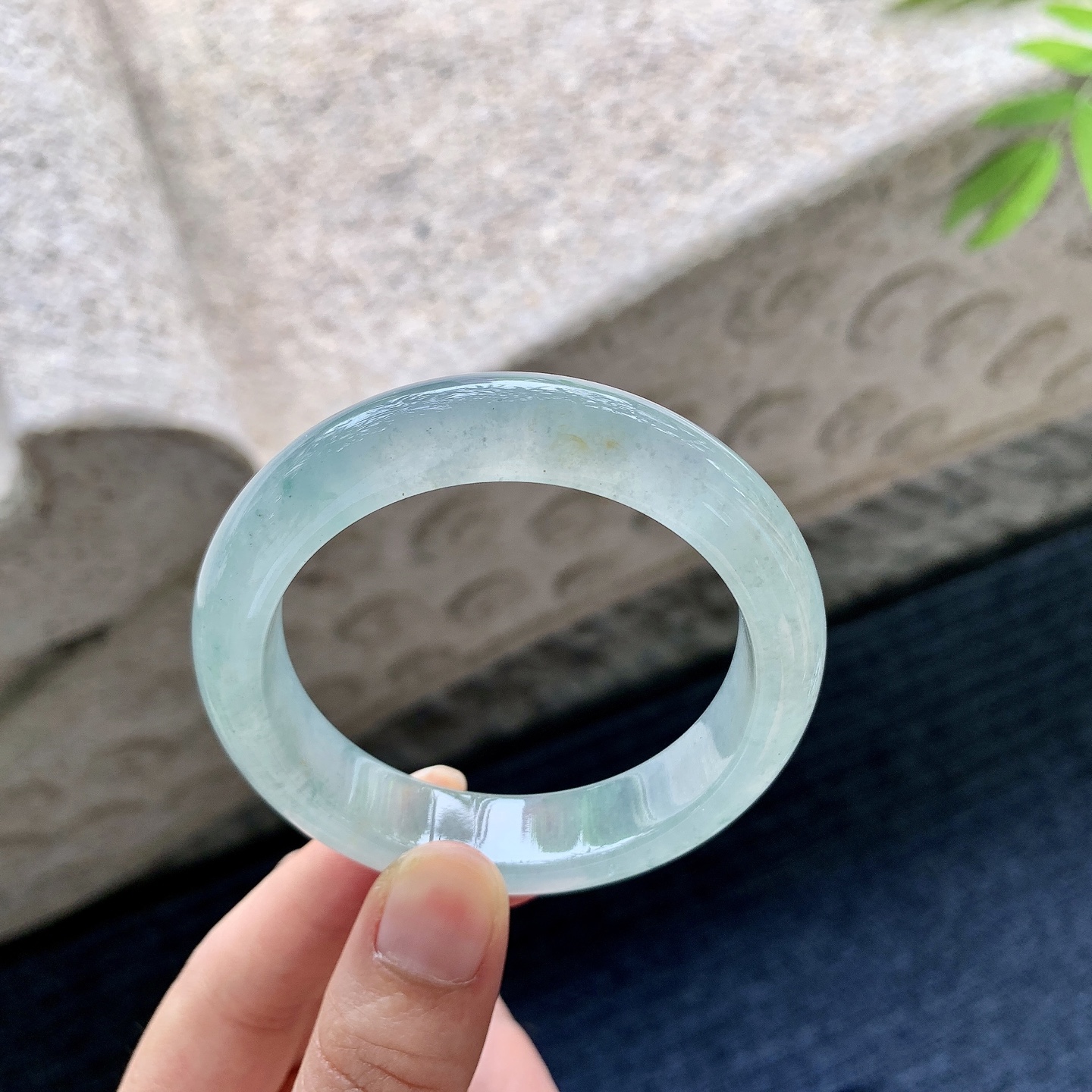 正圈49 50【圈口】50.8/11.8/8【编码】FH060922【描述】糯冰飘花，水润，种老，细腻，无裂