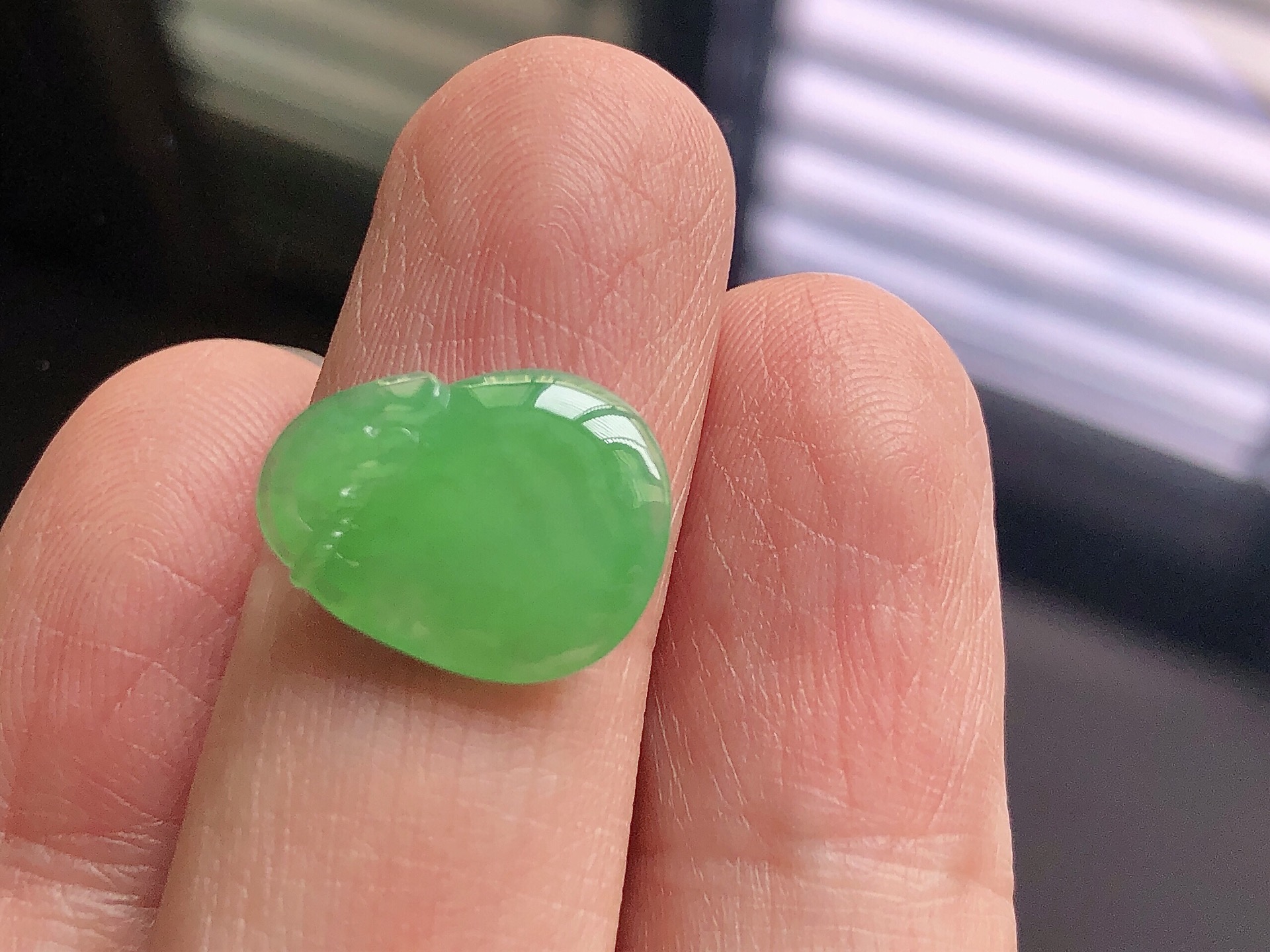 ️ 阳绿福袋， 色泽艳阳，通透水润，玉质细腻，夺目迷人，镶嵌效果，品相，无裂，尺寸15.5*12.1*3.2