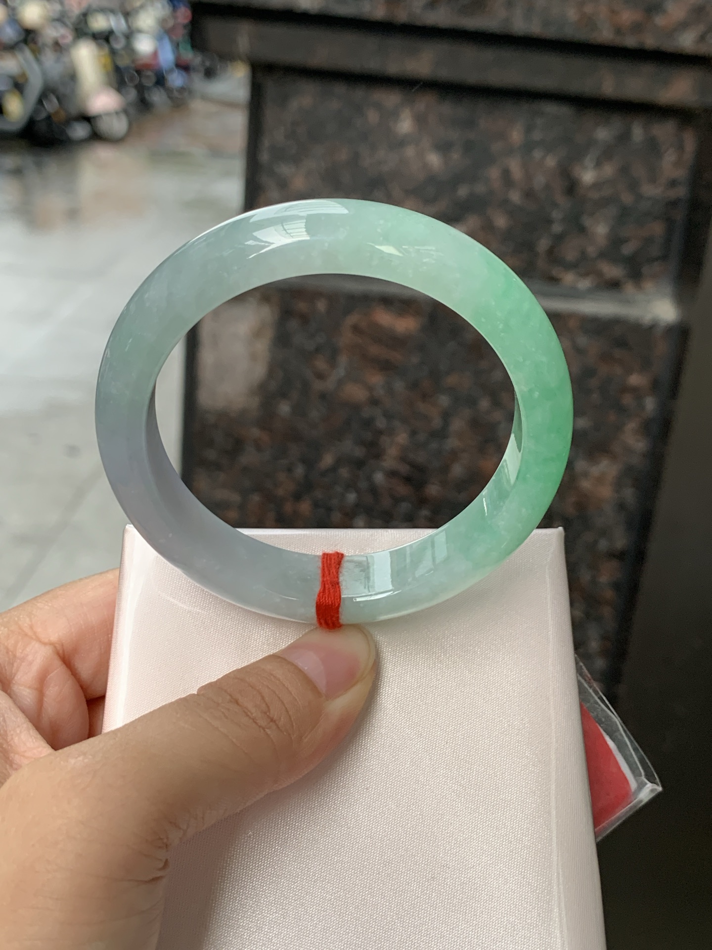 春彩正圈 0608-N934 打灯棉纹，一镯藏青色，紫柔翠轻扬，底子水润柔和，质感温润不挑肤。淡紫衬温婉，飘绿添灵气，不张扬的配色，自带温婉氛围感。