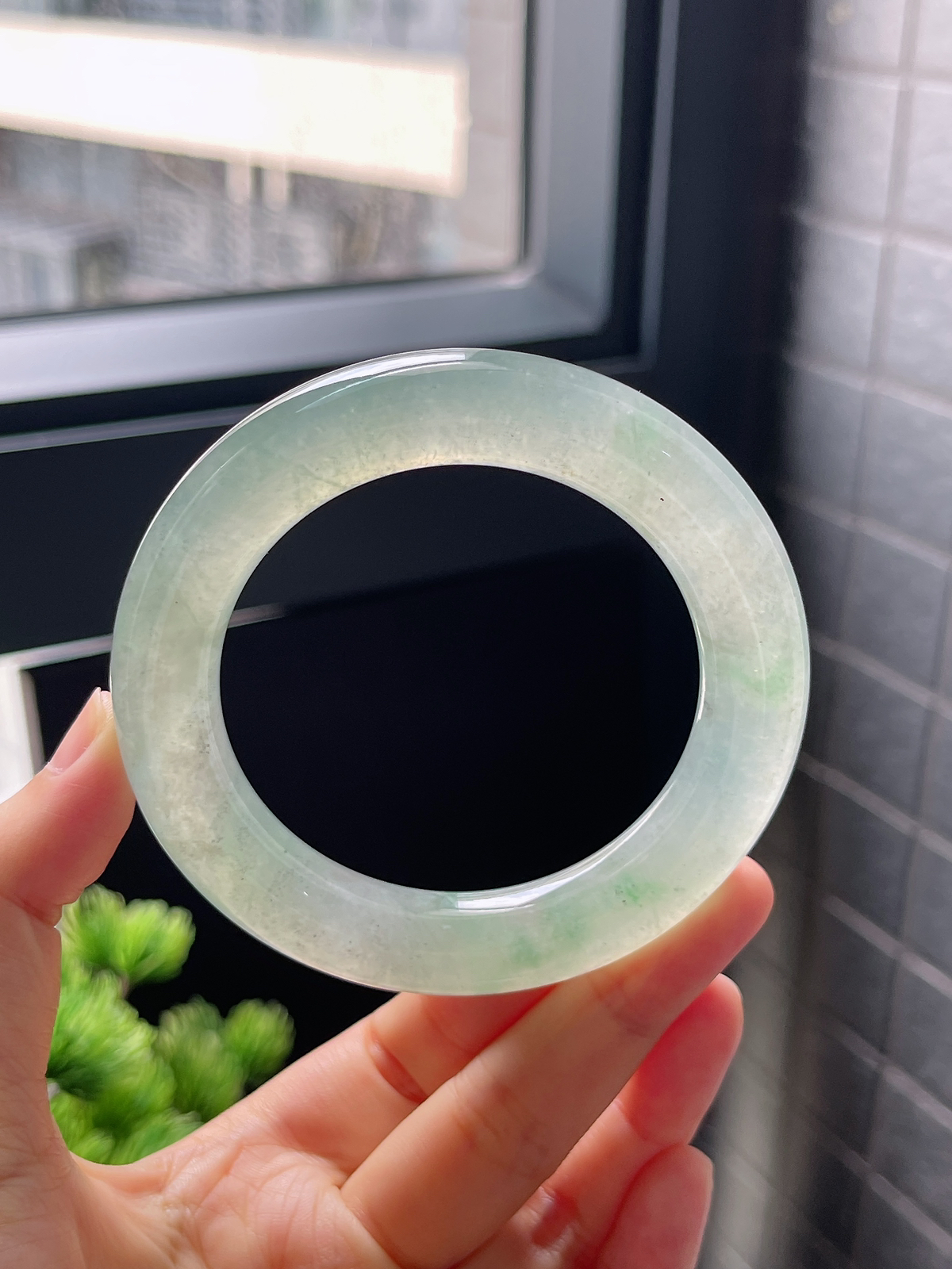 圈口56，冰绿飘花圆条翡翠手镯