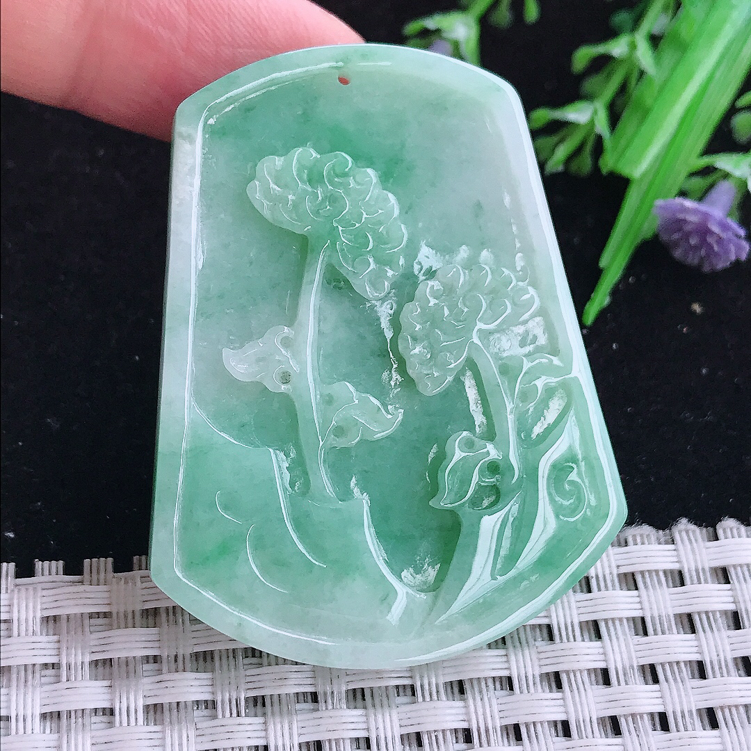 实拍A货翡翠51/40/5.2老坑精美温润飘绿君子菊花吊坠翡翠玉牌