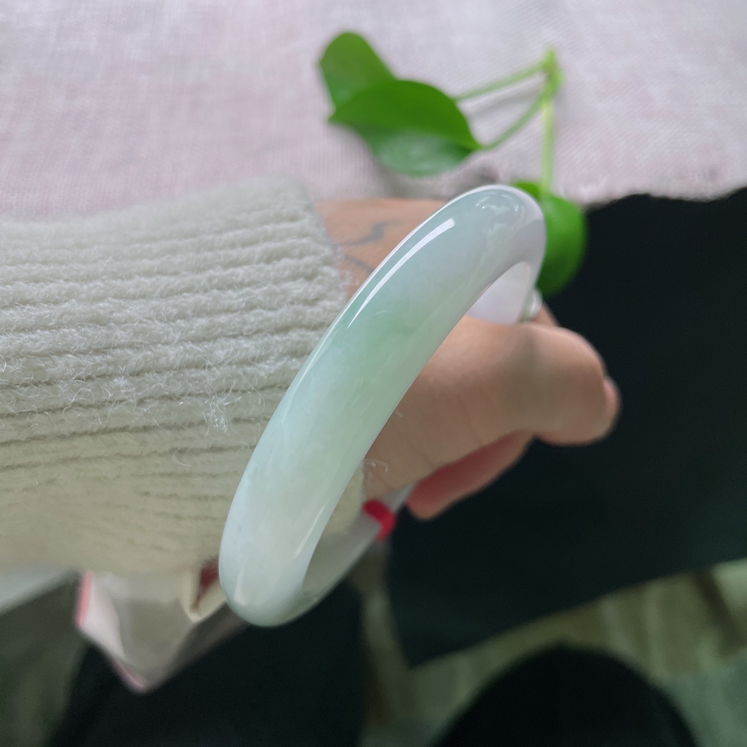 57.6/11.4/8.5，淡绿底正圈，水头好，干净，清润舒爽，一点侧纹不显，ss52840a