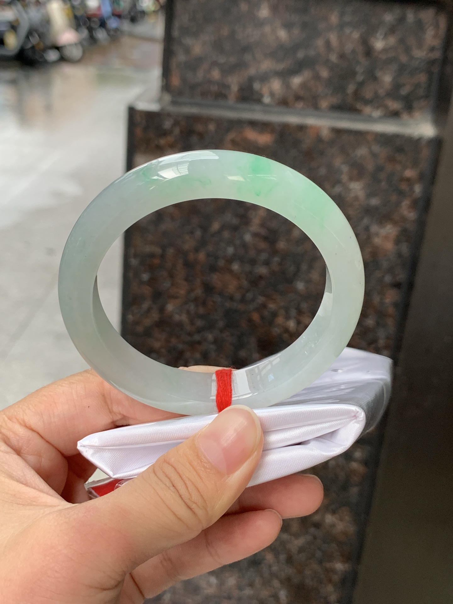 飘绿正圈 56.1-11.8-8.5 0608-N936 无裂，底妆水润，几抹淡雅绿花点缀，生机盎然