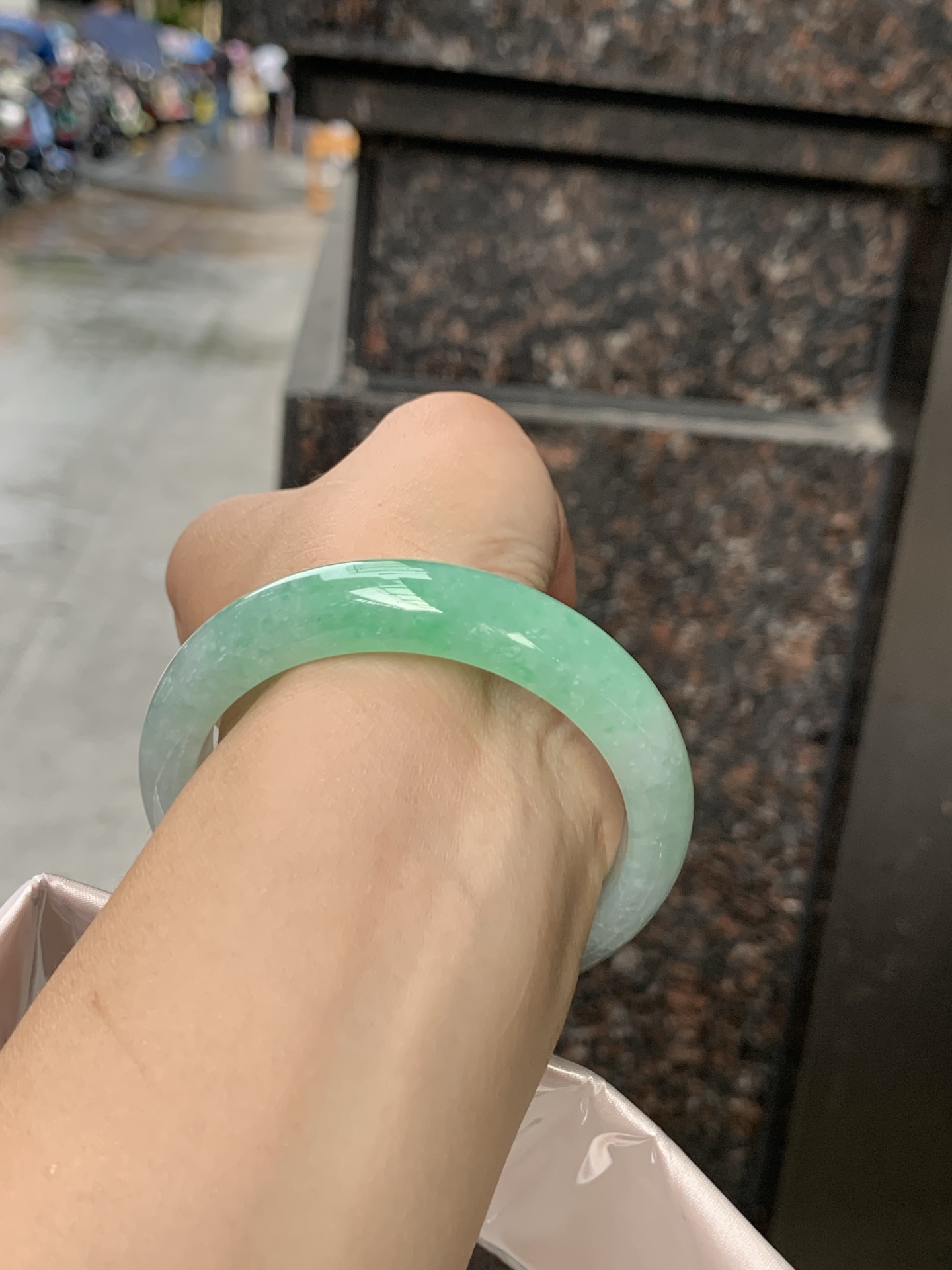 春彩正圈 0608-N934 打灯棉纹，一镯藏青色，紫柔翠轻扬，底子水润柔和，质感温润不挑肤。淡紫衬温婉，飘绿添灵气，不张扬的配色，自带温婉氛围感。