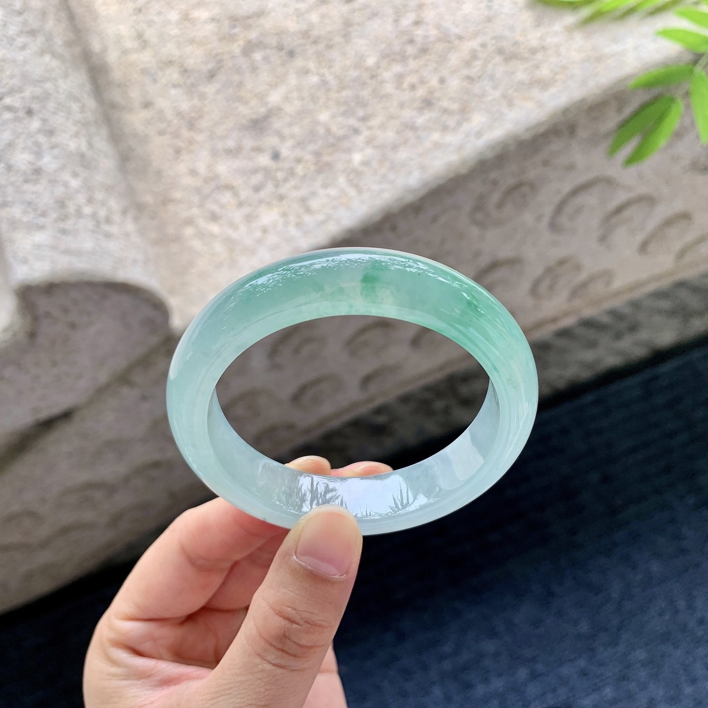 正圈 圈口52.4/12.7/7.9 编码HT060914 描述冰糯飘绿，水润，种老，细腻，打灯有絮线