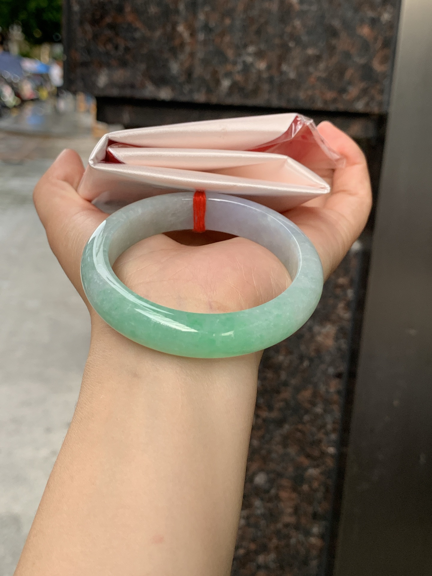 春彩正圈 0608-N934 打灯棉纹，一镯藏青色，紫柔翠轻扬，底子水润柔和，质感温润不挑肤。淡紫衬温婉，飘绿添灵气，不张扬的配色，自带温婉氛围感。