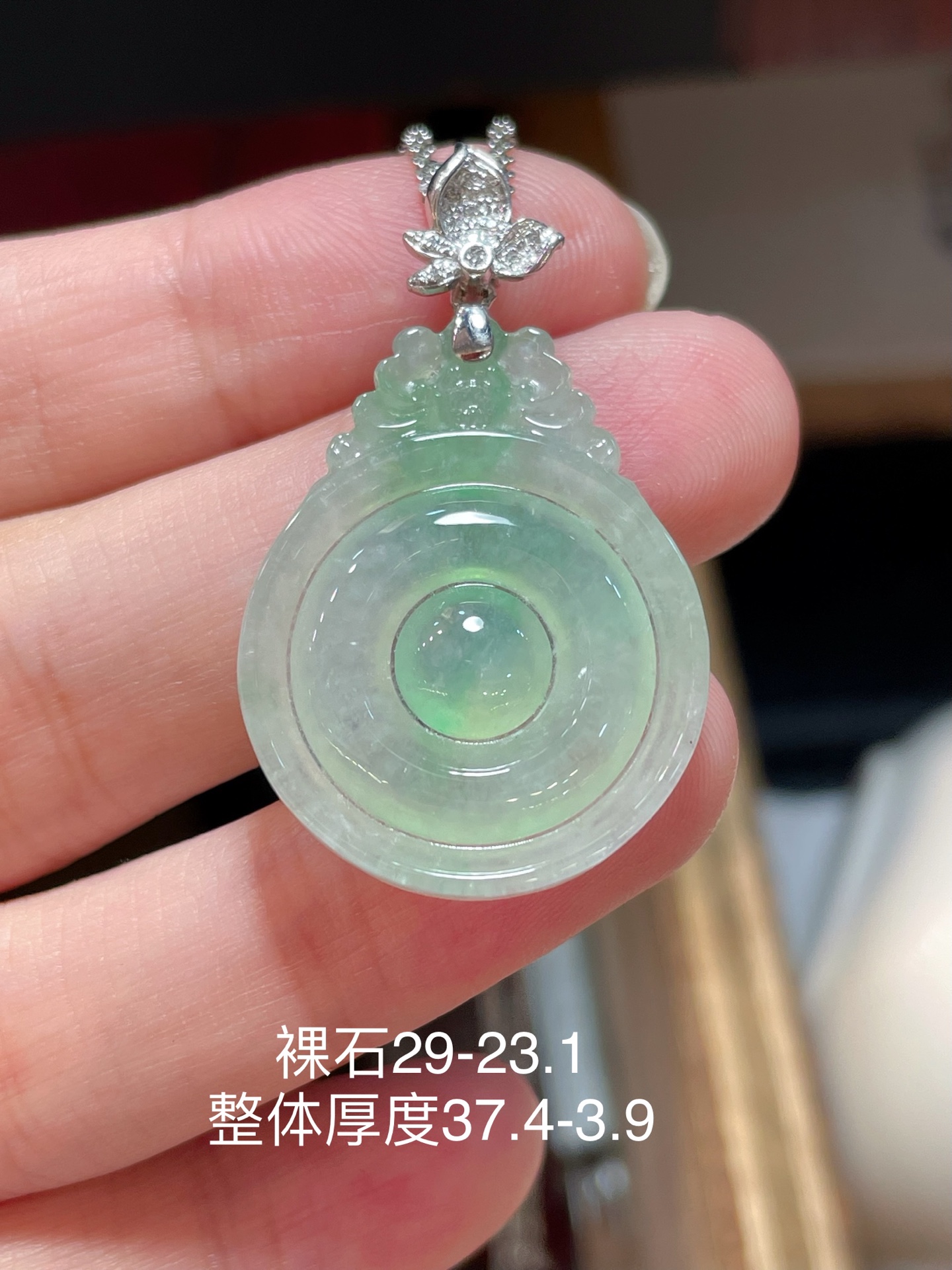 ️ 翡翠飘绿平安扣吊坠，质量货，光感强烈 种老细腻，料子水润通透，18k镶，佩戴效果佳，29-23