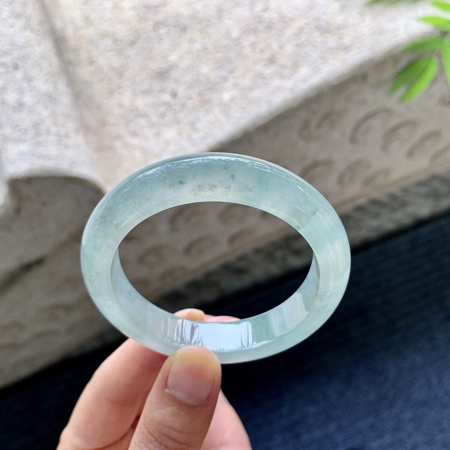 正圈49 50【圈口】50.8/11.8/8【编码】FH060922【描述】糯冰飘花，水润，种老，细腻，无裂