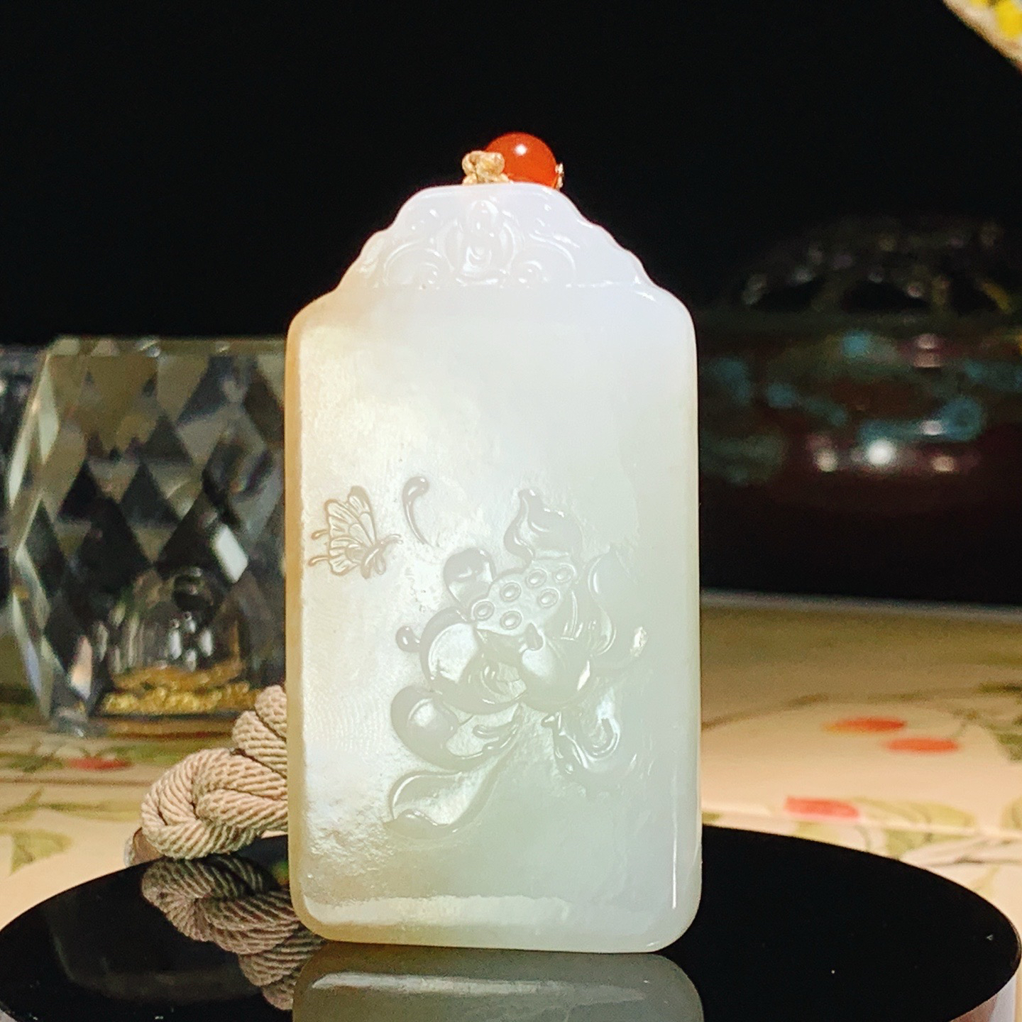 和田玉白玉文殊菩萨挂件。尺寸58/31/10重41克 白度一级。玉质细腻油润 底色纯净 脂粉好，品质好。lt260608