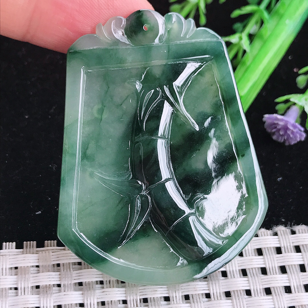 实拍A货翡翠53.6/41.8/4.7老坑冰透起胶特色飘花松鼠吊坠翡翠玉牌